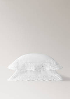 Two garment-dyed cotton pillowcases with wide lace 60x60 cm — White 1