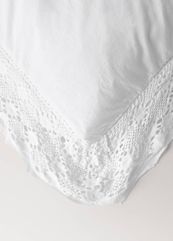 Two garment-dyed cotton pillowcases with wide lace 60x60 cm - thumbnail 4