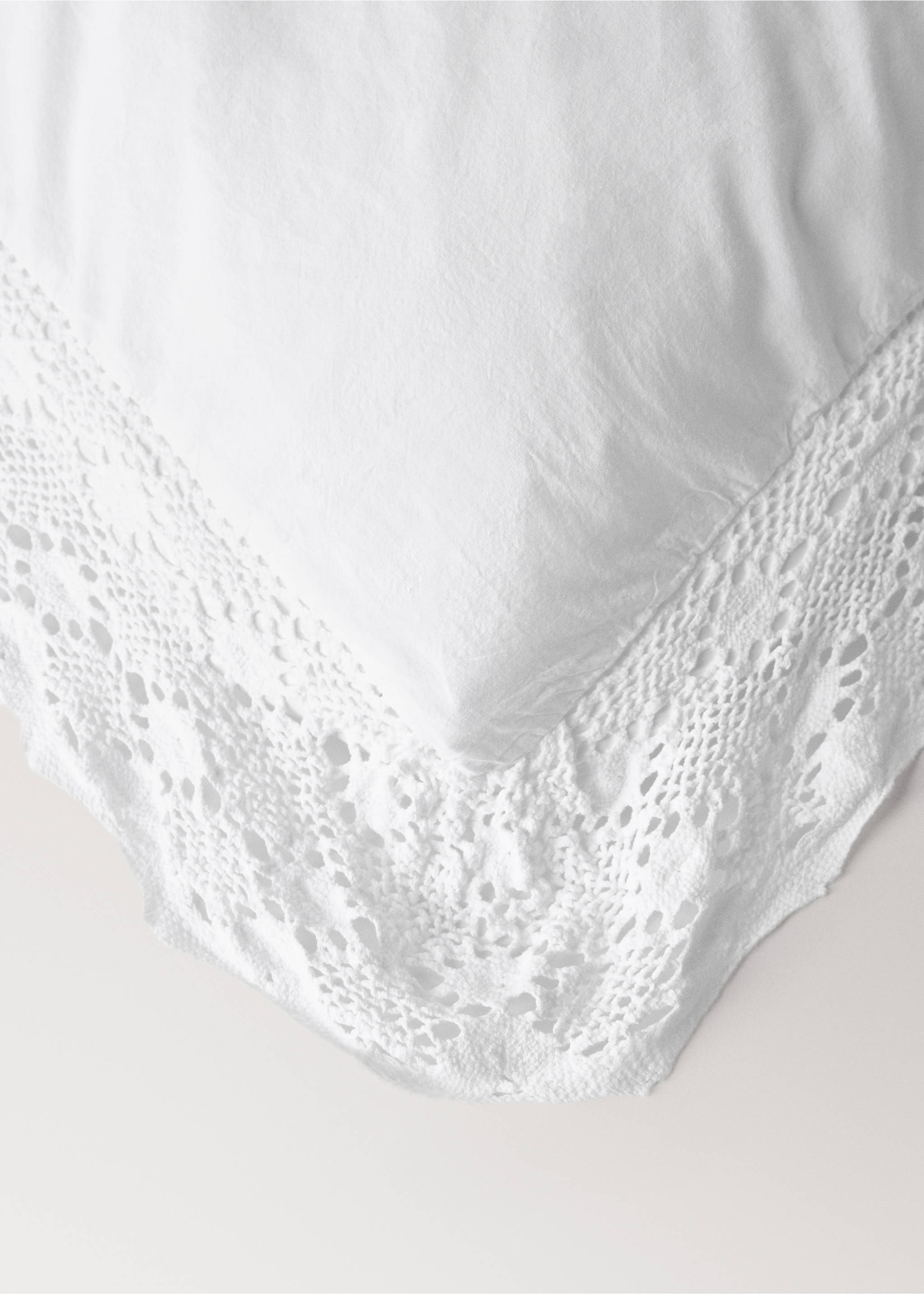 Set van twee kussenslopen van garment-dyed katoen met brede ajourrand 60x60 cm - Detail van het artikel 3, Wit. Ref: 27022927-00.