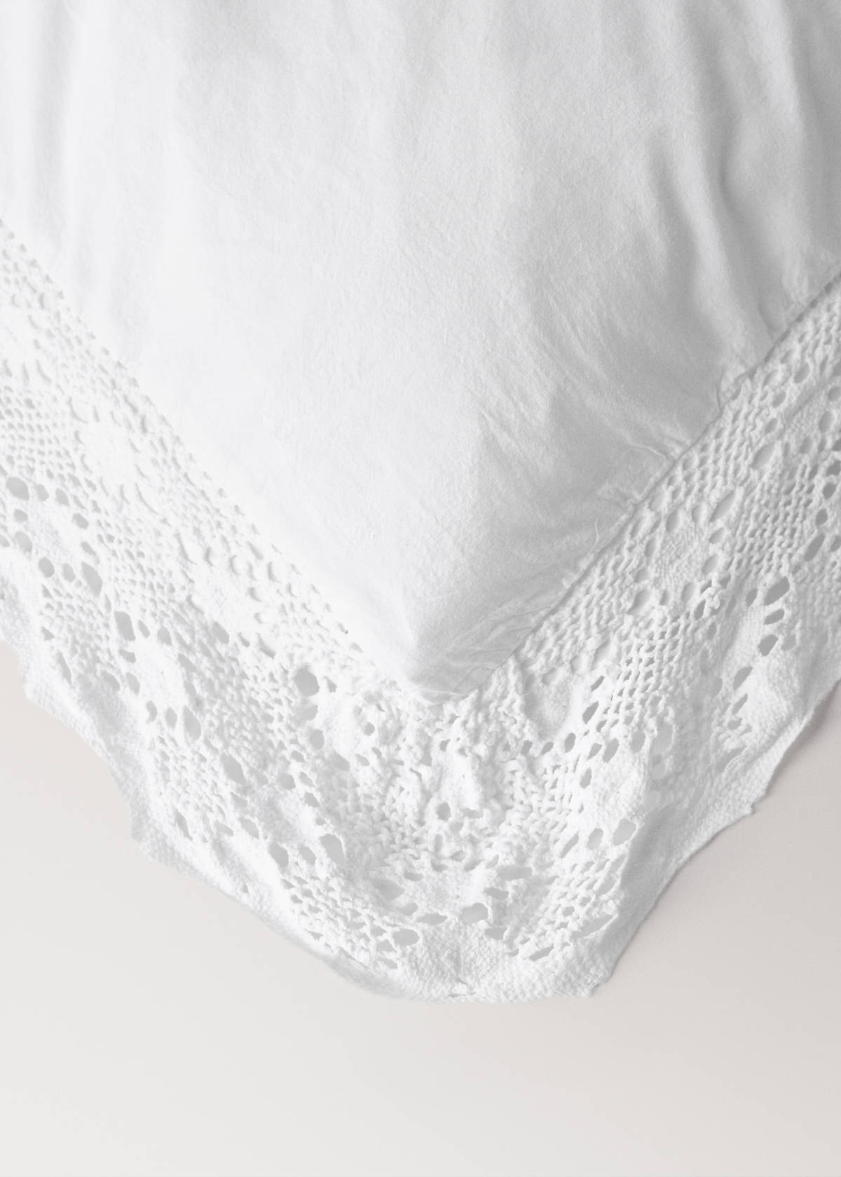 Two garment-dyed cotton pillowcases with wide lace 60x60 cm — White