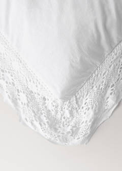Two garment-dyed cotton pillowcases with wide lace 60x60 cm — White 3