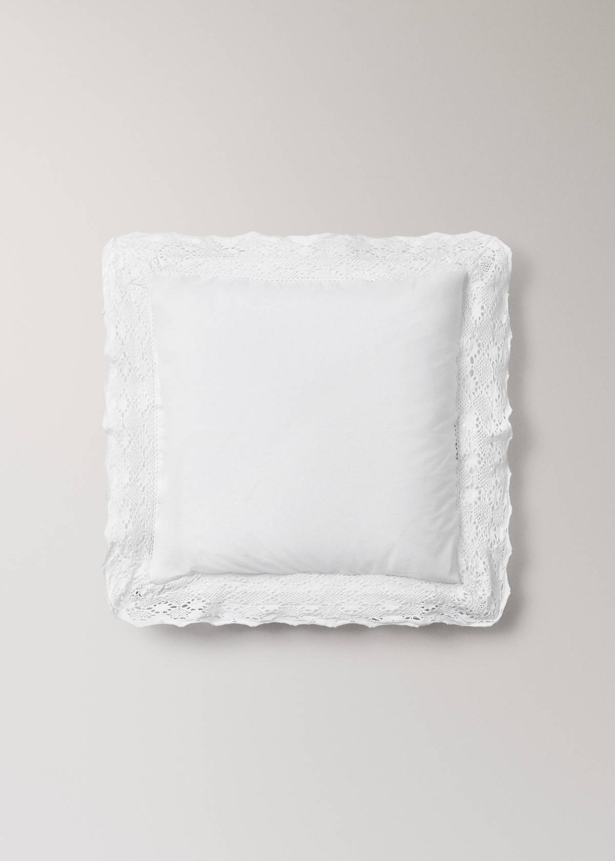 Two garment-dyed cotton pillowcases with wide lace 60x60 cm — White