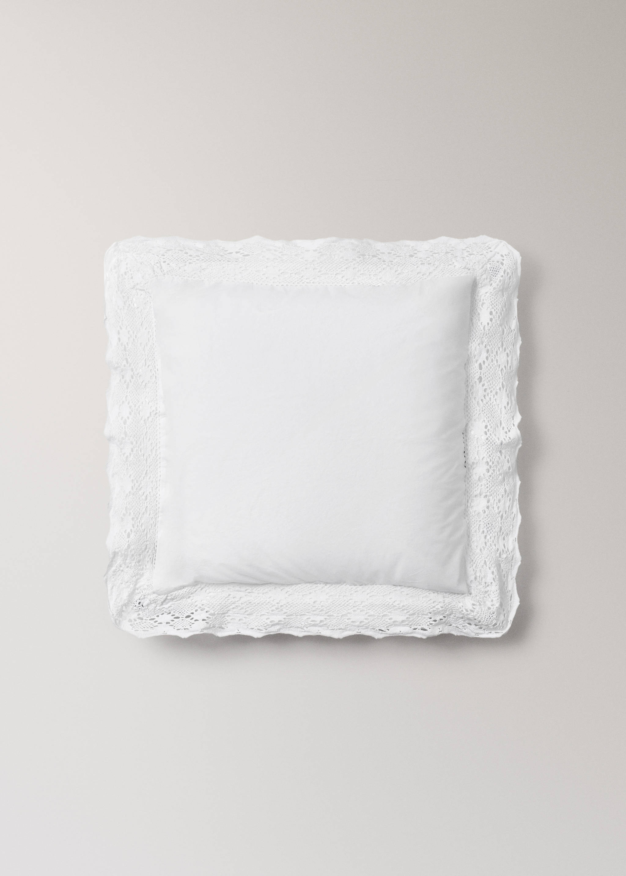 Two garment-dyed cotton pillowcases with wide lace 60x60 cm - Article without model