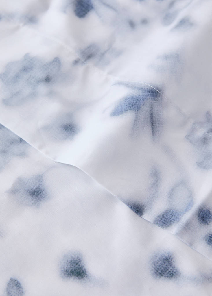 Percale top sheet with blurred floral pattern for 180/200 cm bed — Blue