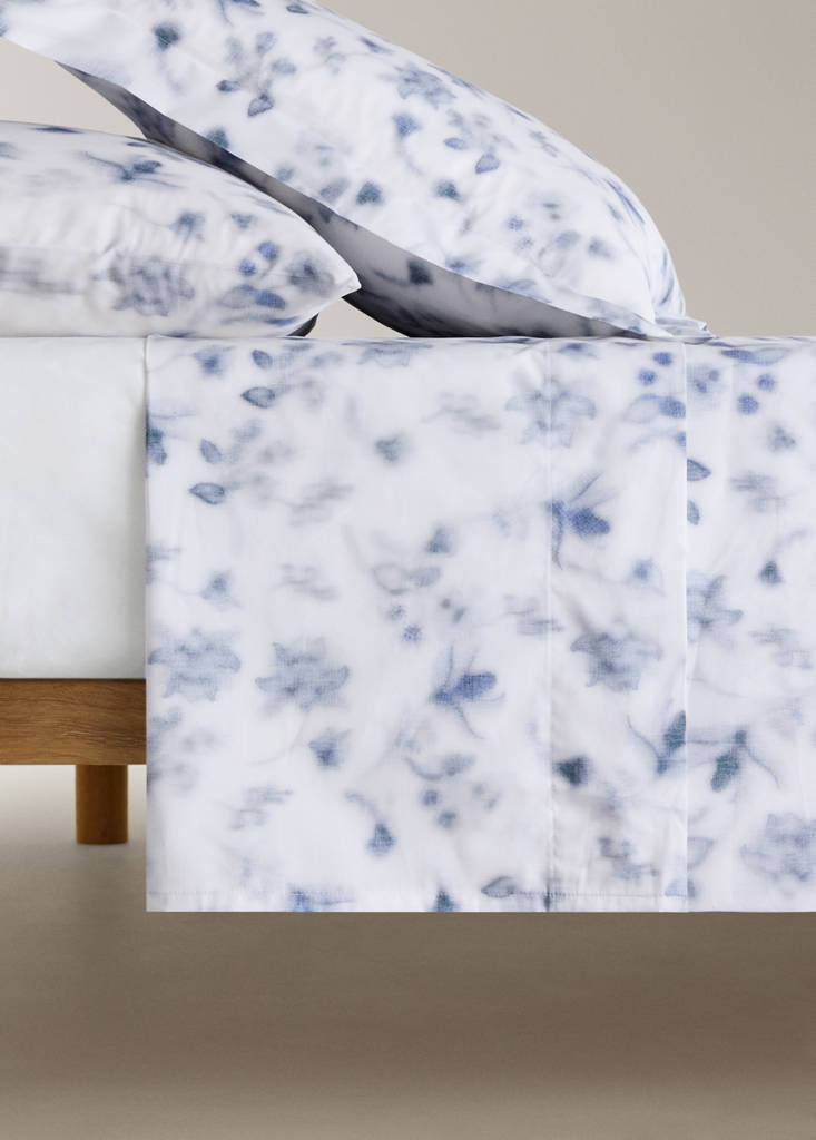 Percale top sheet with blurred floral pattern for 180/200 cm bed — Blue
