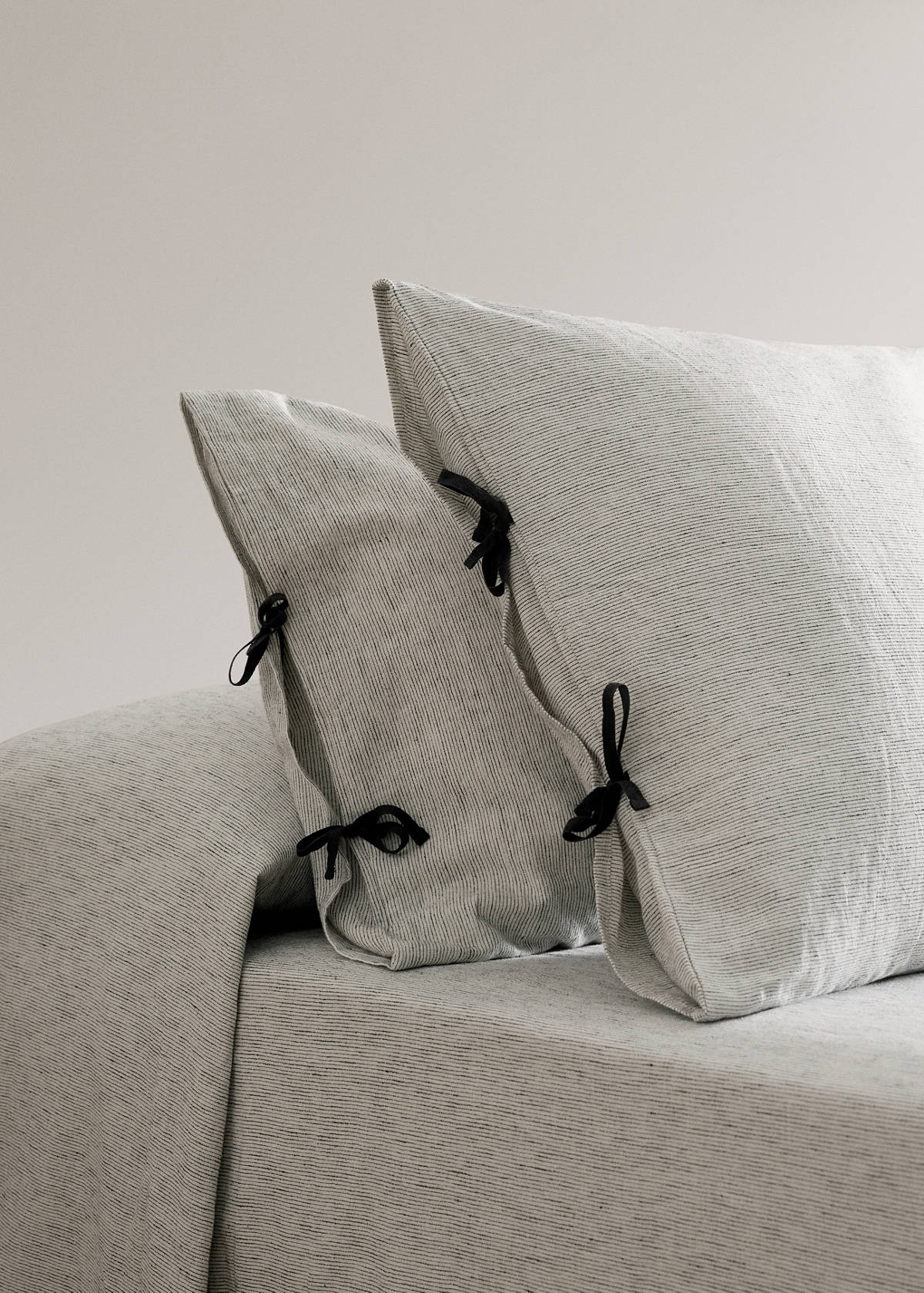 Two cotton-linen pillowcases with tie closures 50x75 cm — Grey