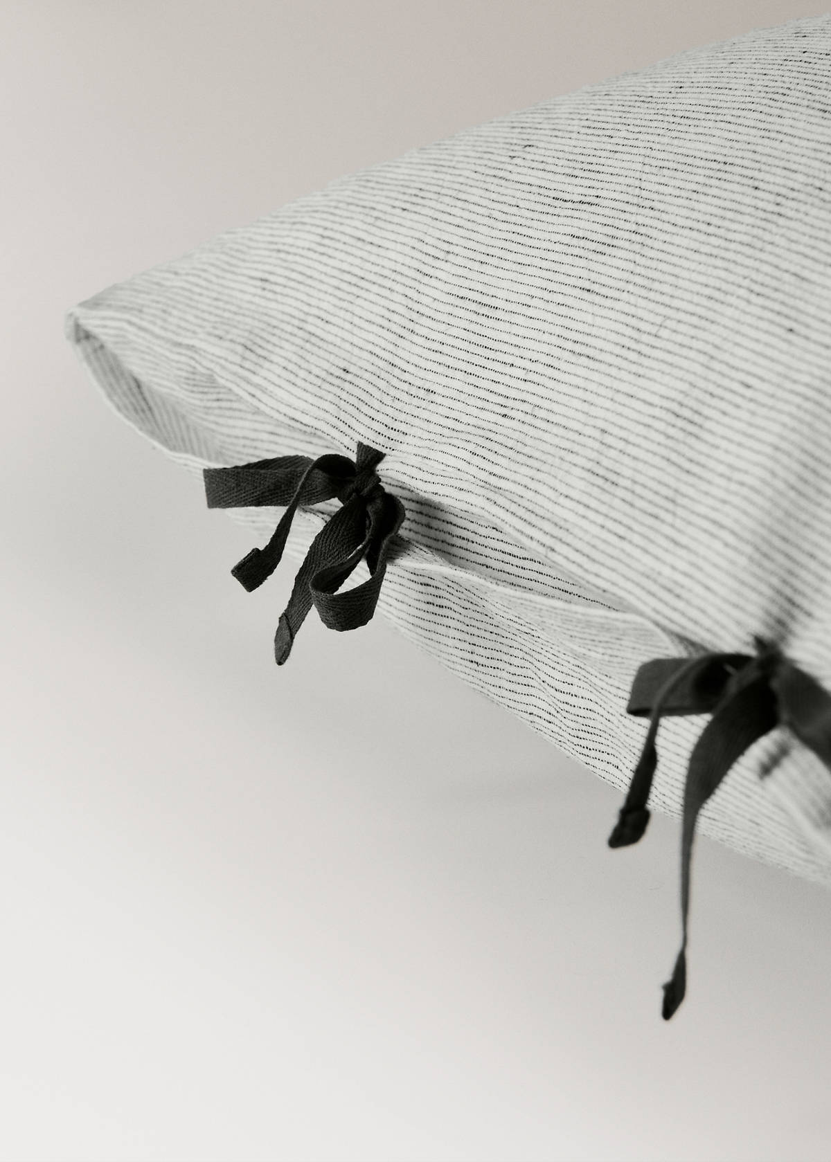 Two cotton-linen pillowcases with tie closures 50x75 cm — Grey