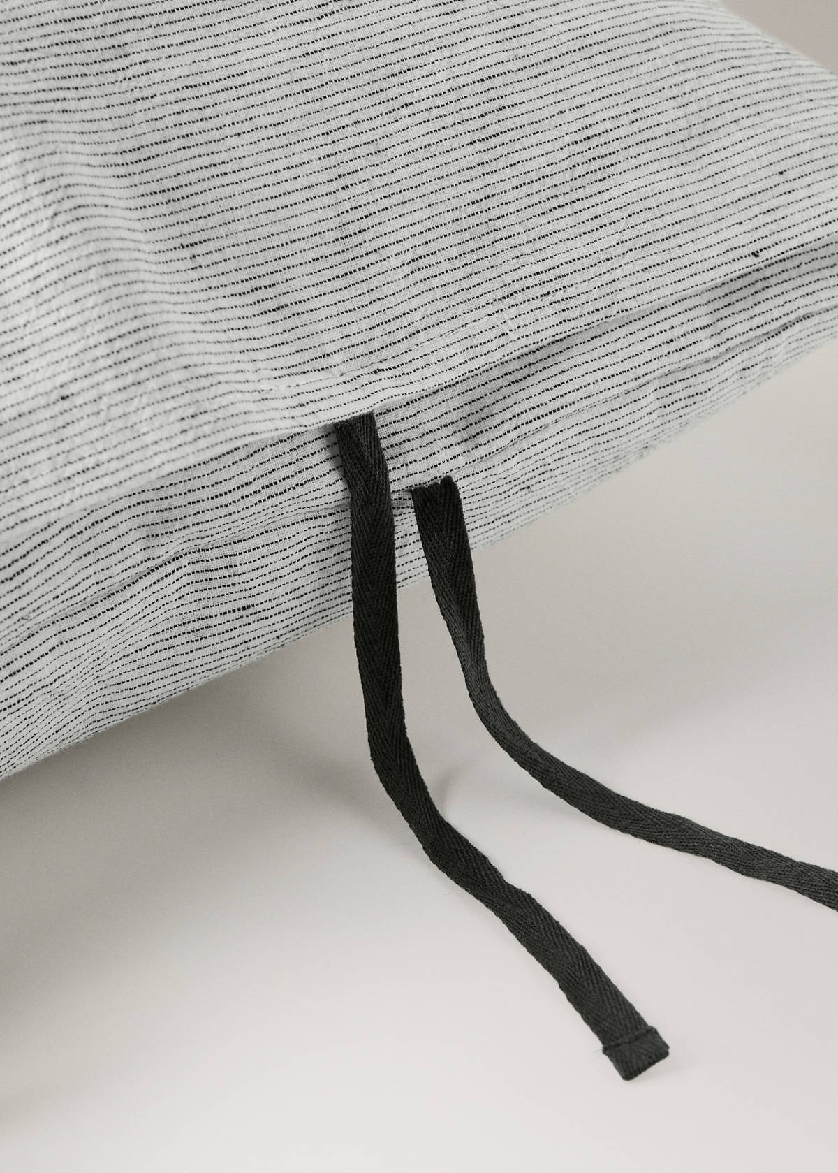 Two cotton-linen pillowcases with tie closures 50x75 cm — Grey