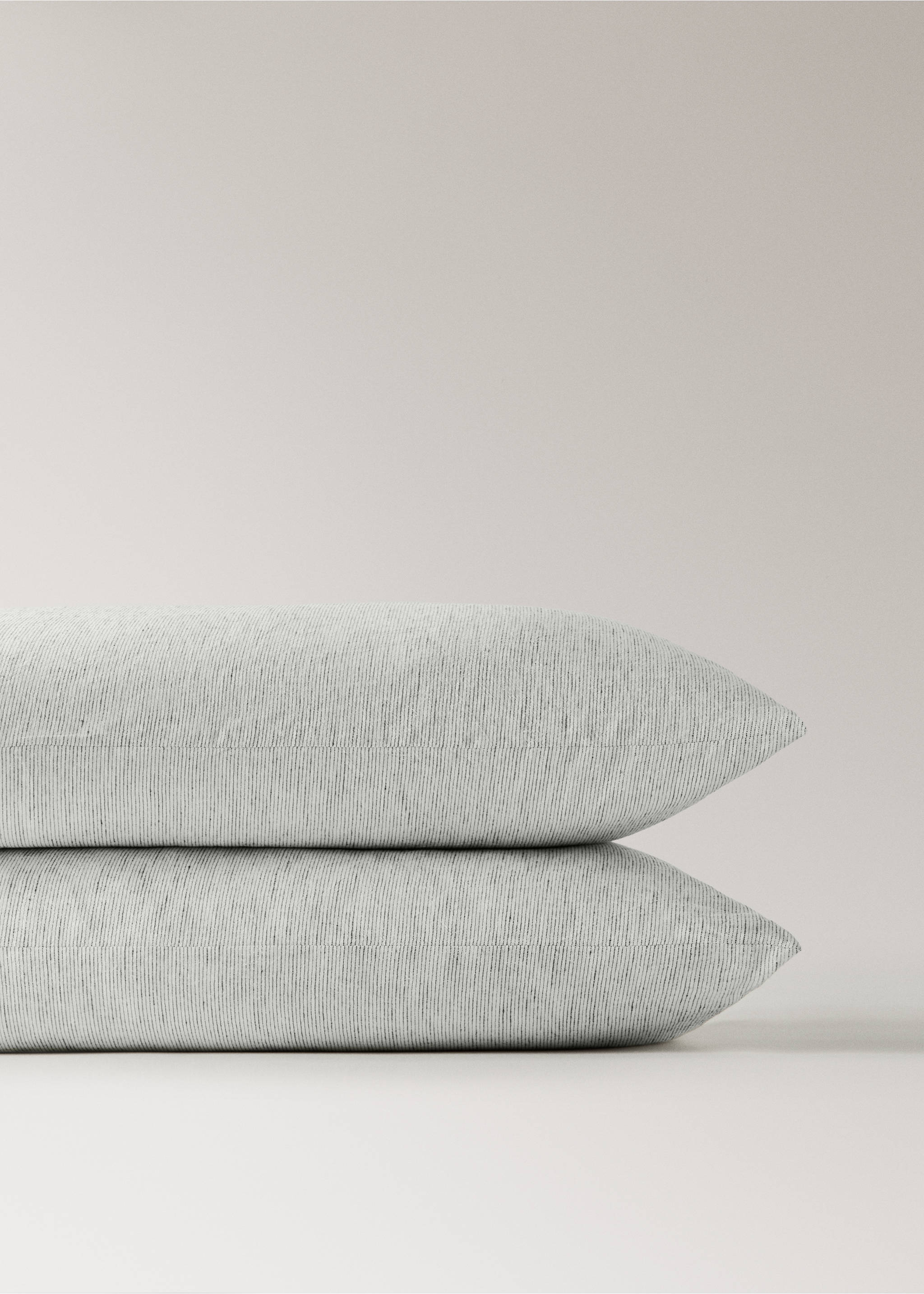 Dwie poszewki na poduszki z bawełny i lnu z wiązaniami 50x75 cm - Szczegóły artykułu 3, Szary. Ref: 27023271-00.