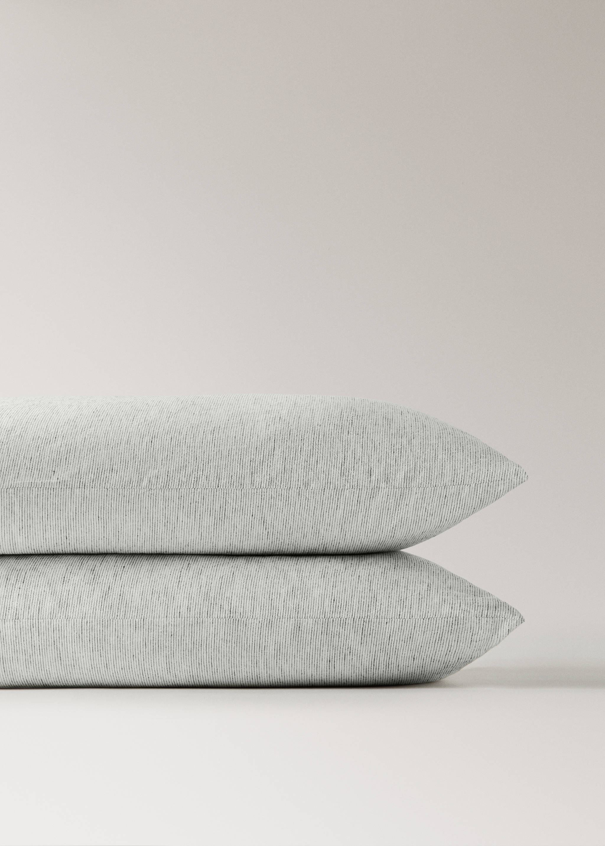 Two cotton-linen pillowcases with tie closures 50x75 cm - Details of the article 3