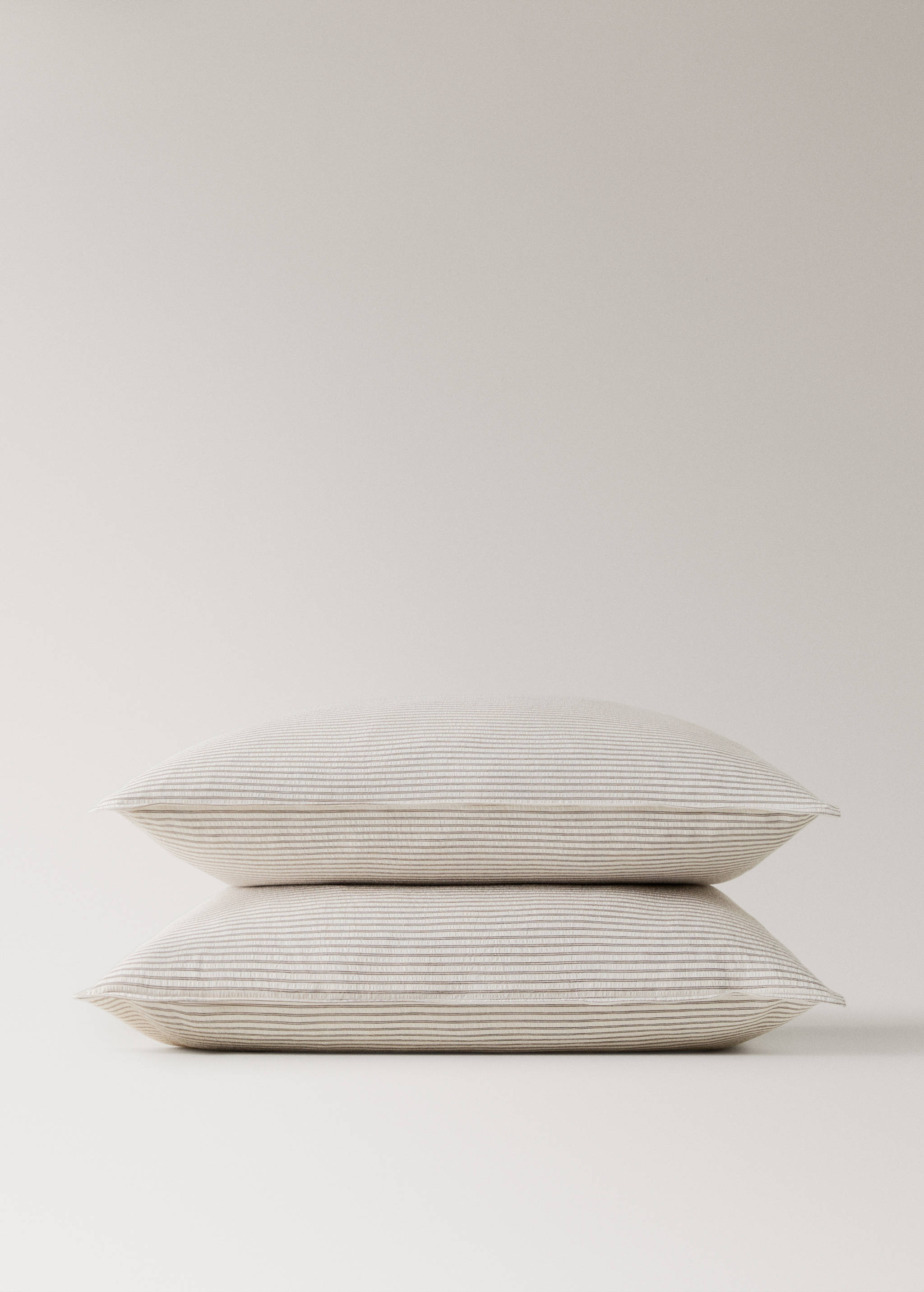 Two seersucker cotton pillowcases with fine stripes 60x60 cm - Details of the article 1