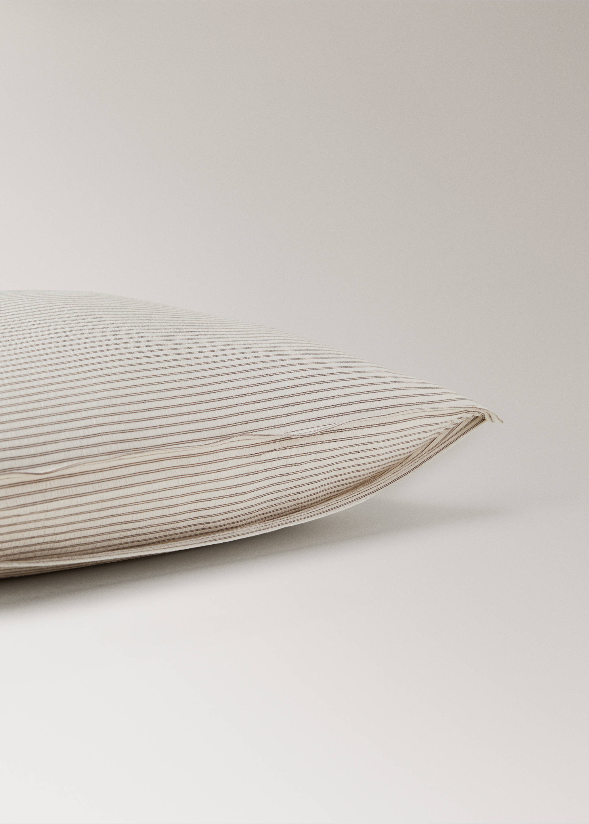 Two seersucker cotton pillowcases with fine stripes 60x60 cm - Details of the article 2, Coffee. Ref: 27023274-00.