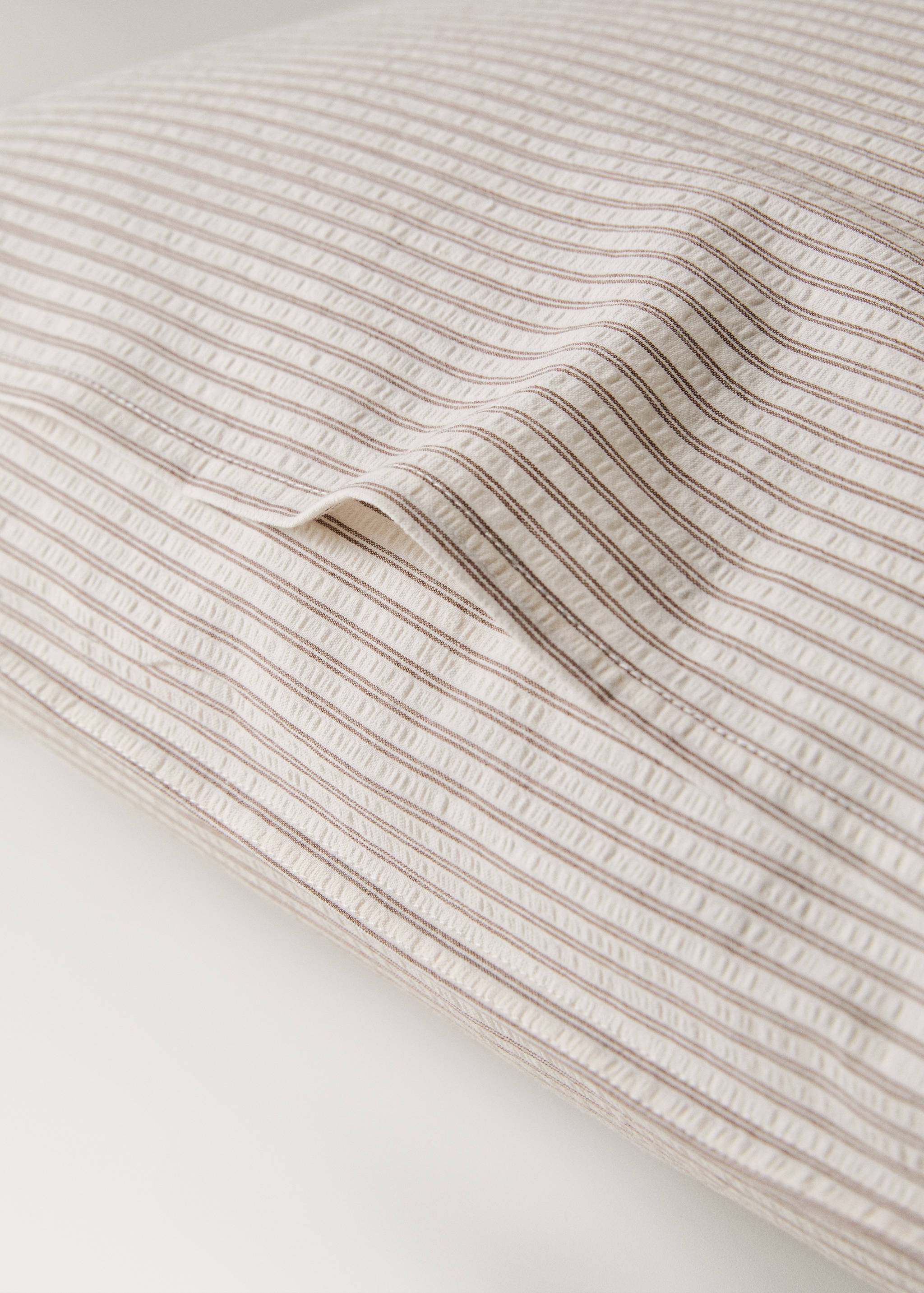 Two seersucker cotton pillowcases with fine stripes 60x60 cm - Details of the article 3
