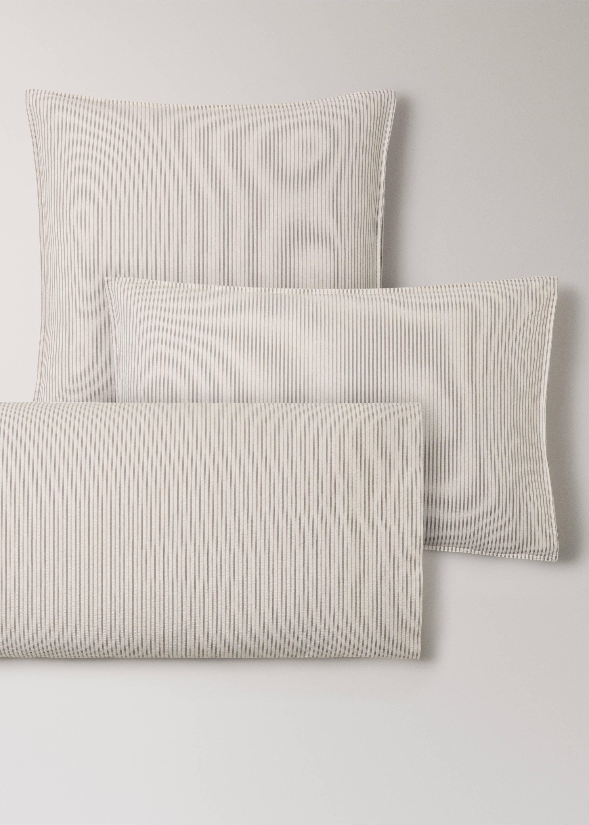 Two seersucker cotton pillowcases with fine stripes 60x60 cm - Details of the article 4, Coffee. Ref: 27023274-00.