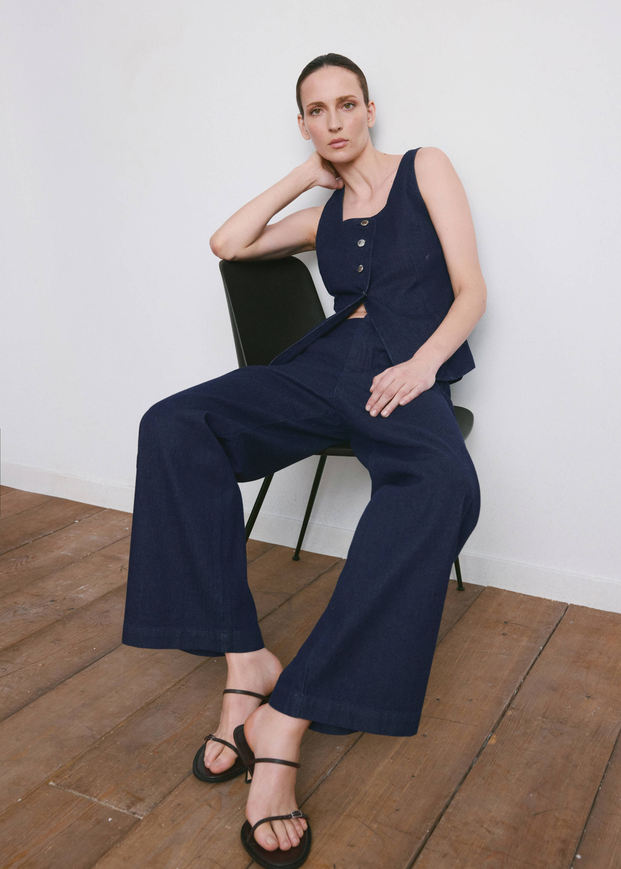Wide leg mid-rise jeans - Details of the article 2