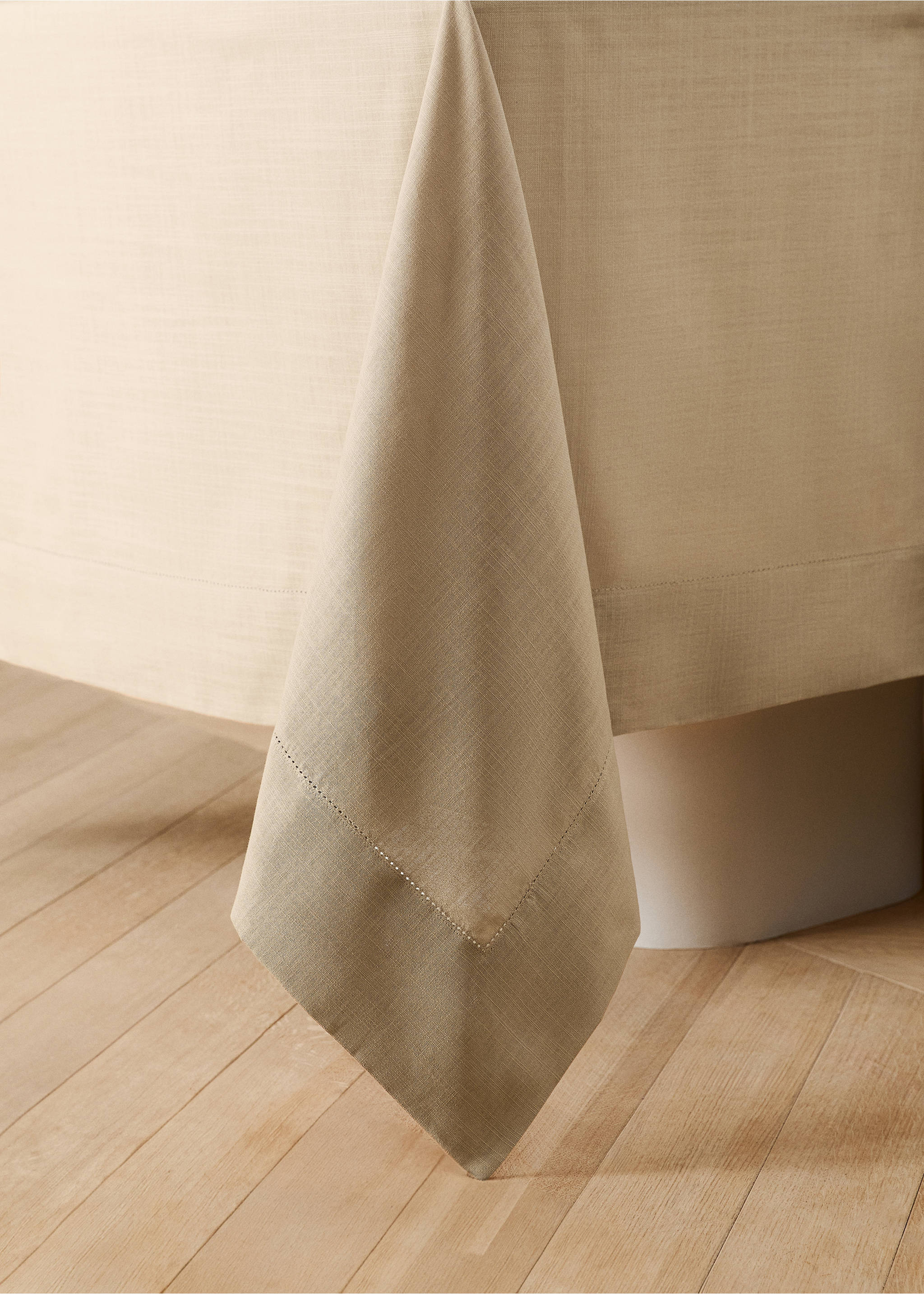 Cotton tablecloth with hemstitch detail for 2 to 4 people - Details of the article 8, Peach. Ref: 27023281-00.
