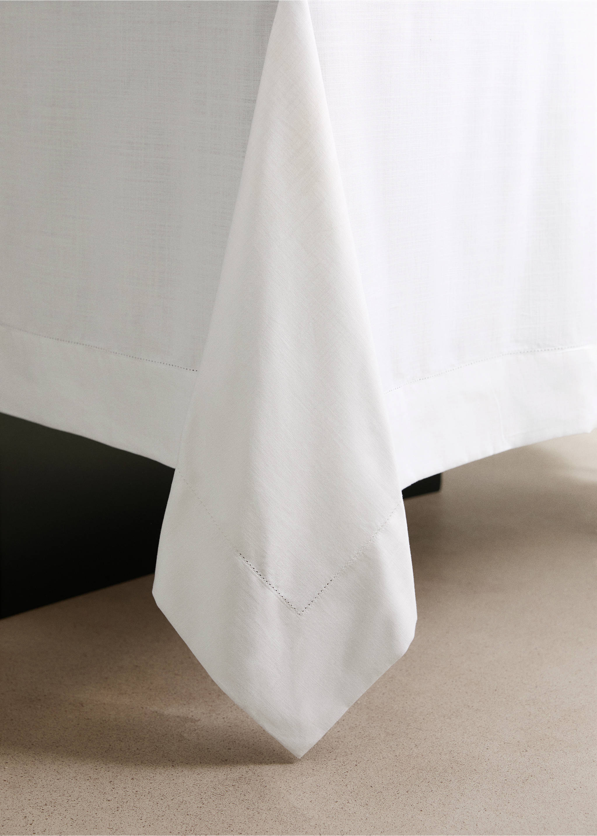 Round cotton tablecloth with hemstitch detail - Details of the article 8, White. Ref: 27023282-00.