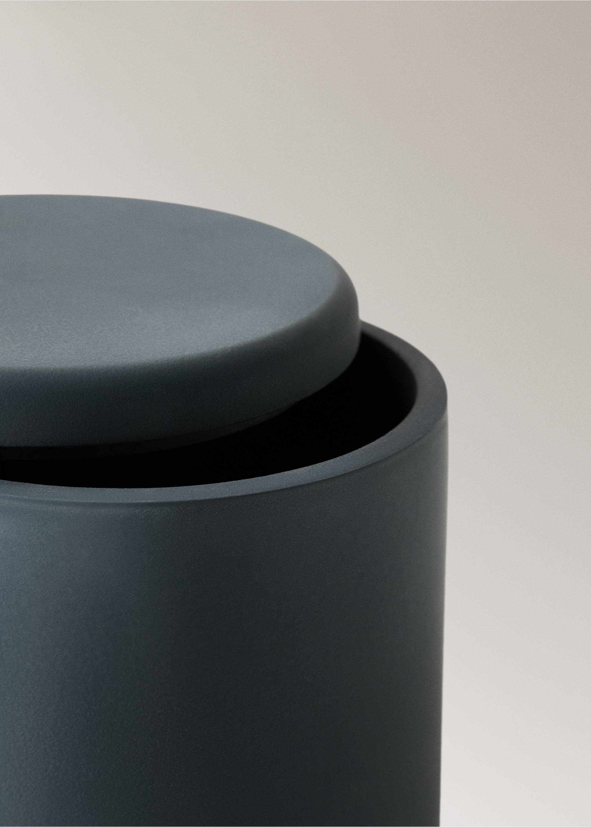 Resin bathroom container - Details of the article 2, Charcoal. Ref: 27023283-00.