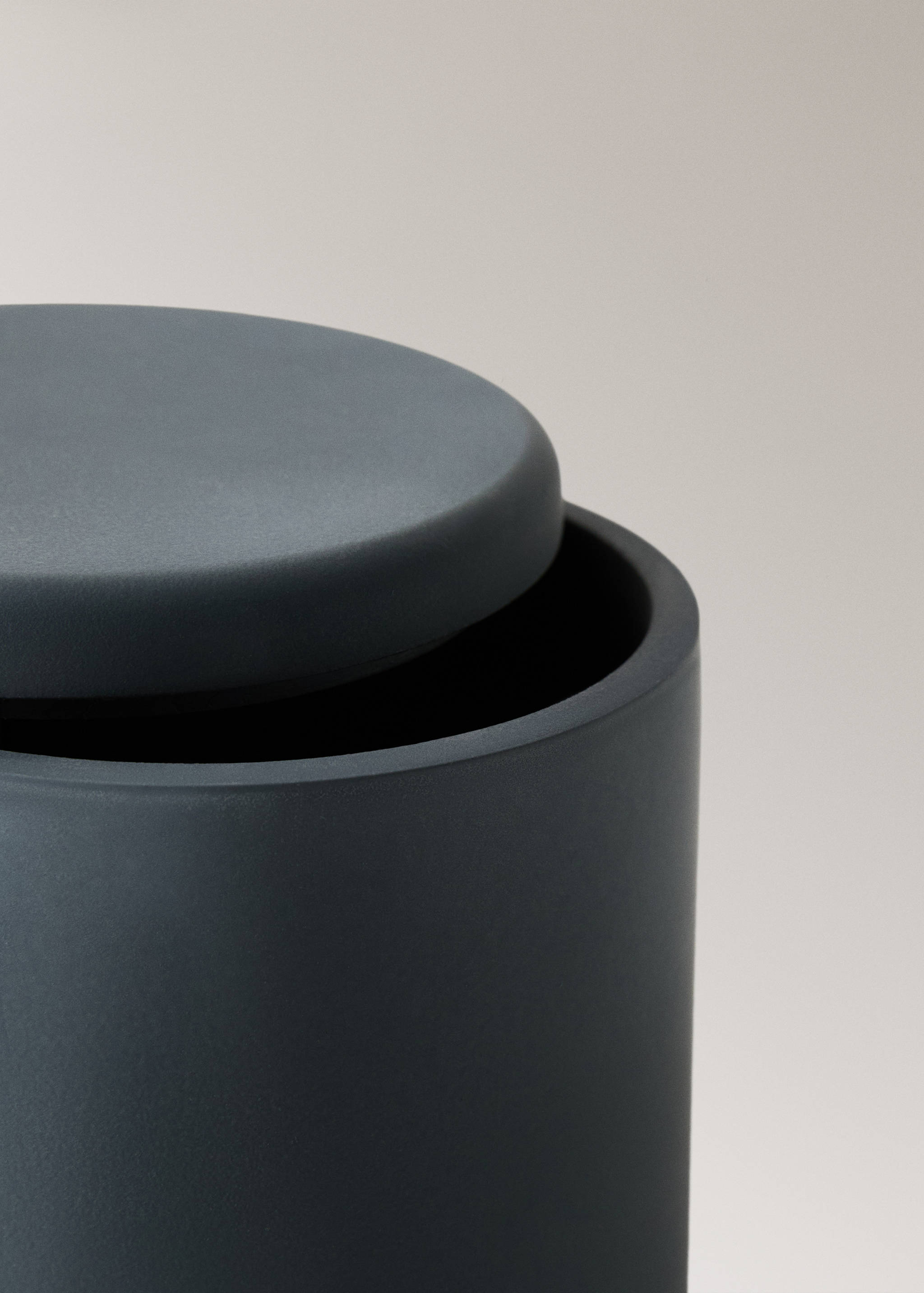 Resin bathroom container - Details of the article 2