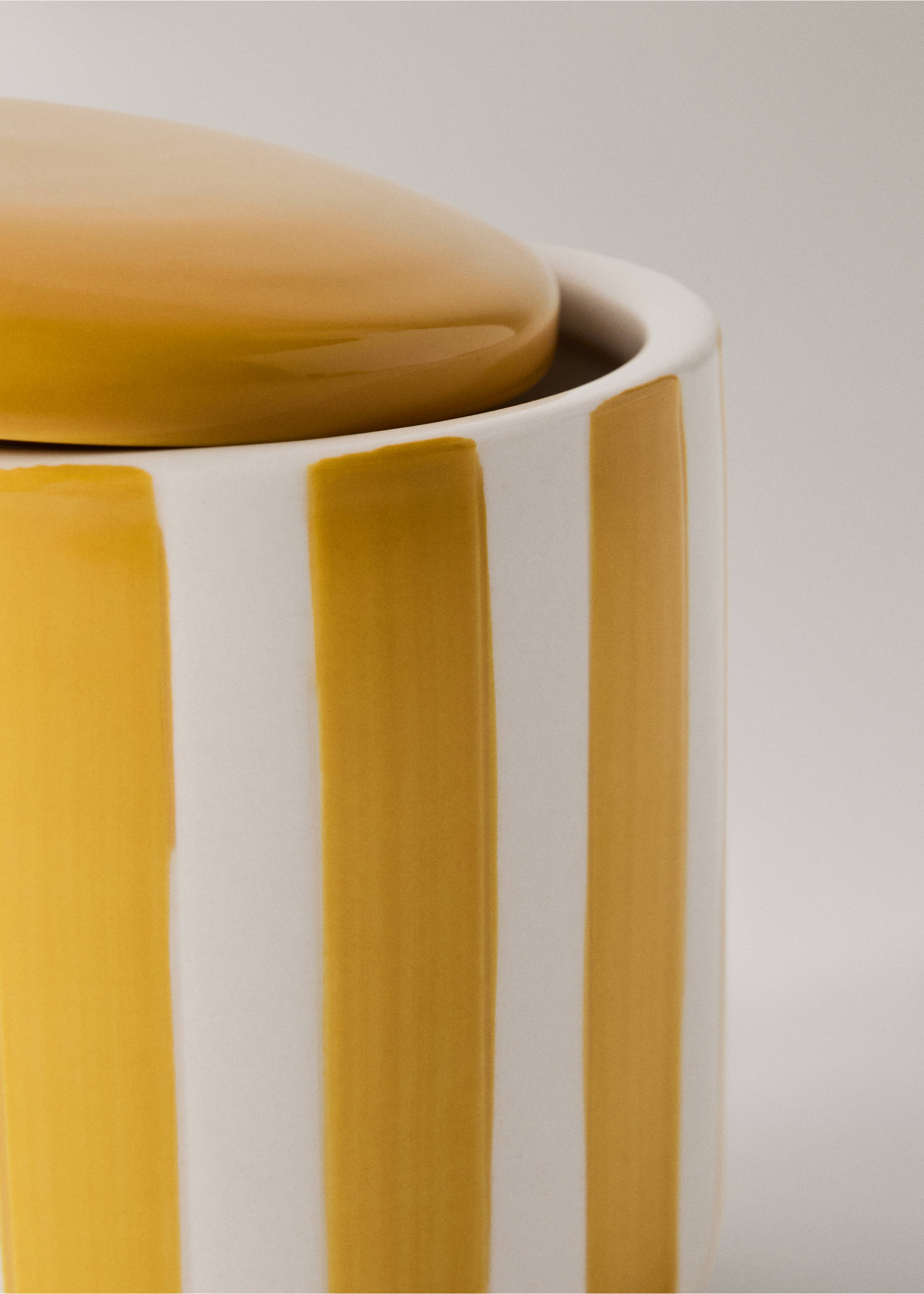 Ceramic bathroom jar with hand-painted stripes - Details of the article 2, Mustard. Ref: 27023285-00.