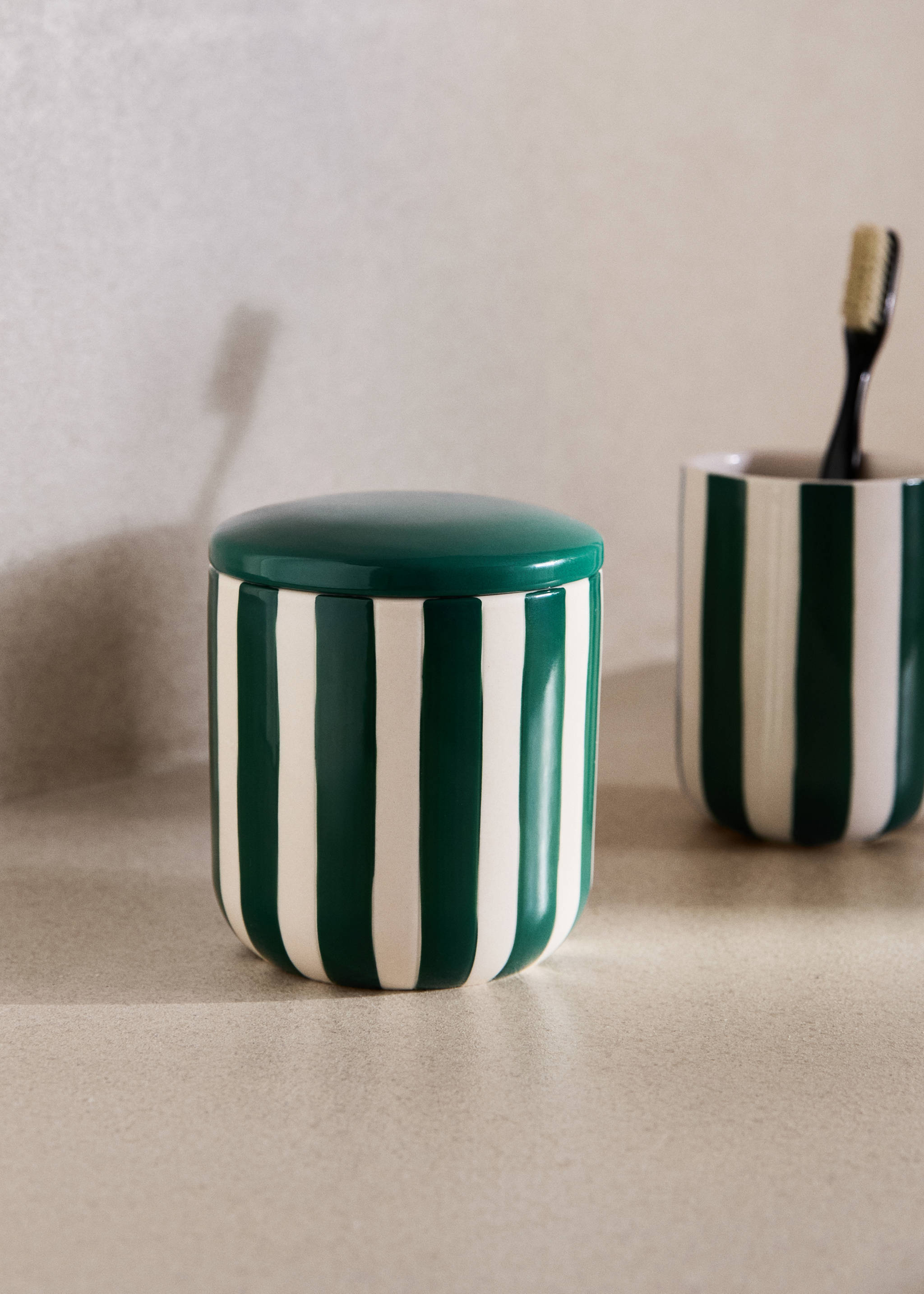 Ceramic bathroom jar with hand-painted stripes - General plane