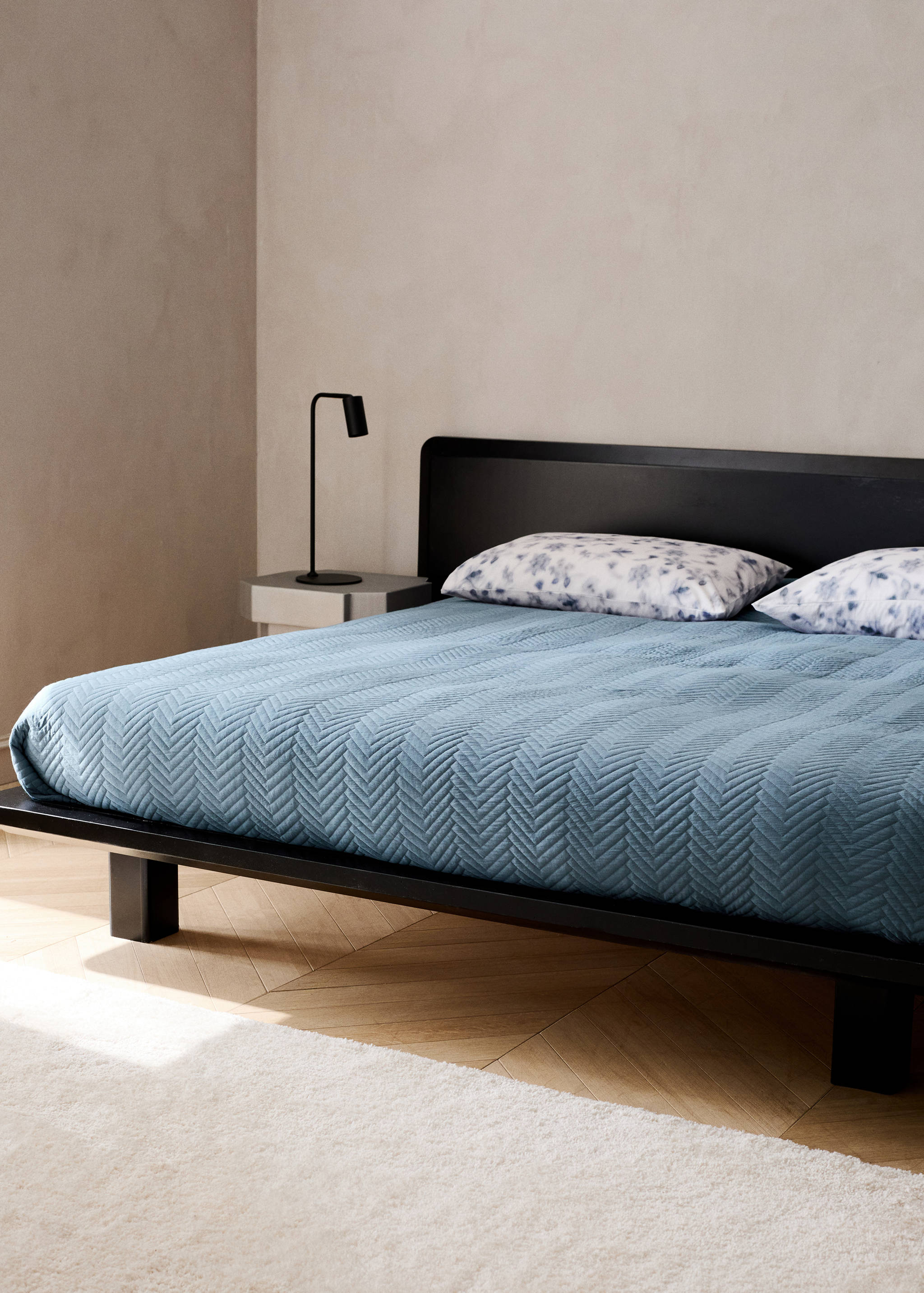 Soft-touch microfibre bedspread with herringbone print for 180/200 cm bed - General plane