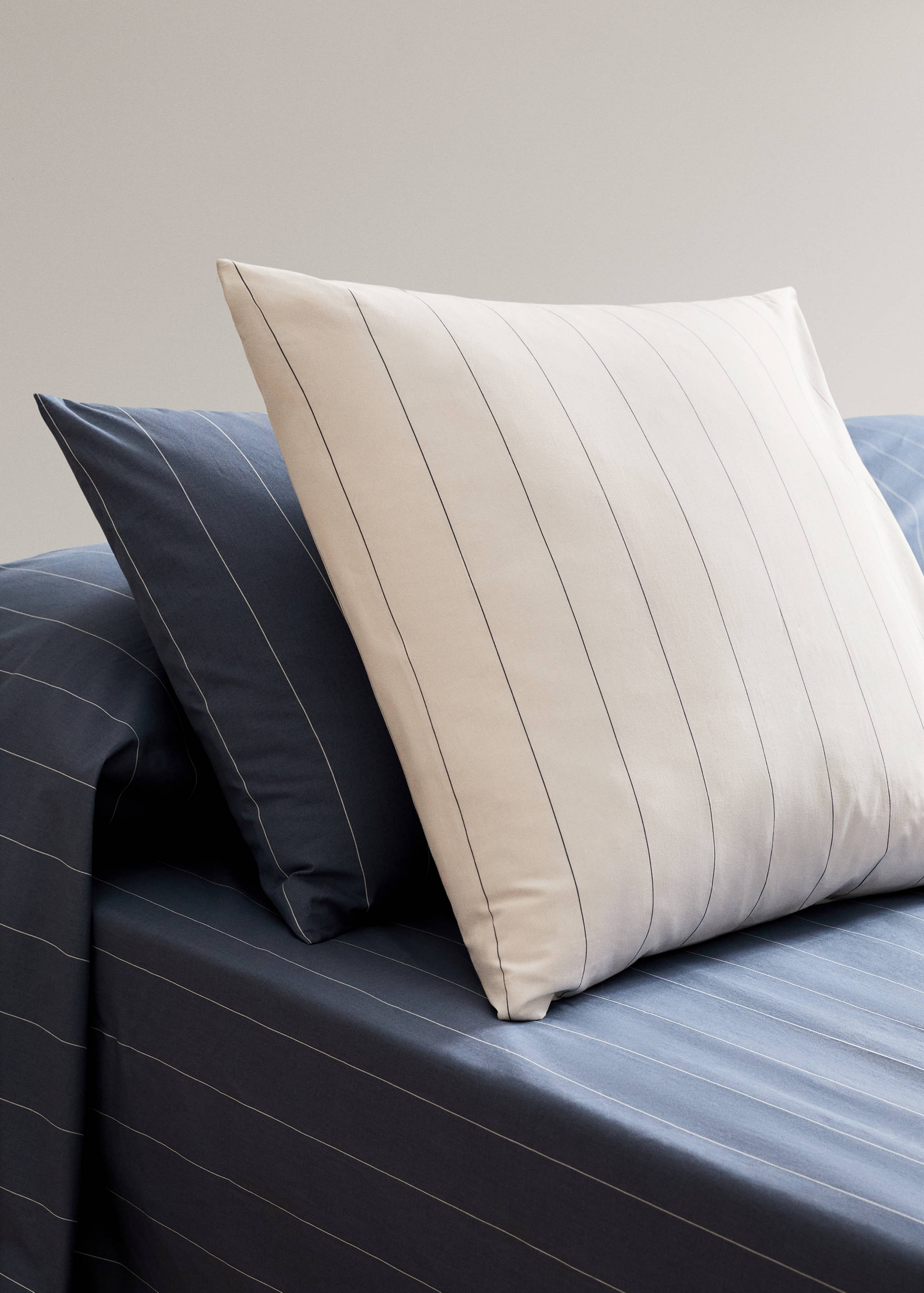 Two 100% cotton reversible striped pillowcases 60x60 cm - General plane