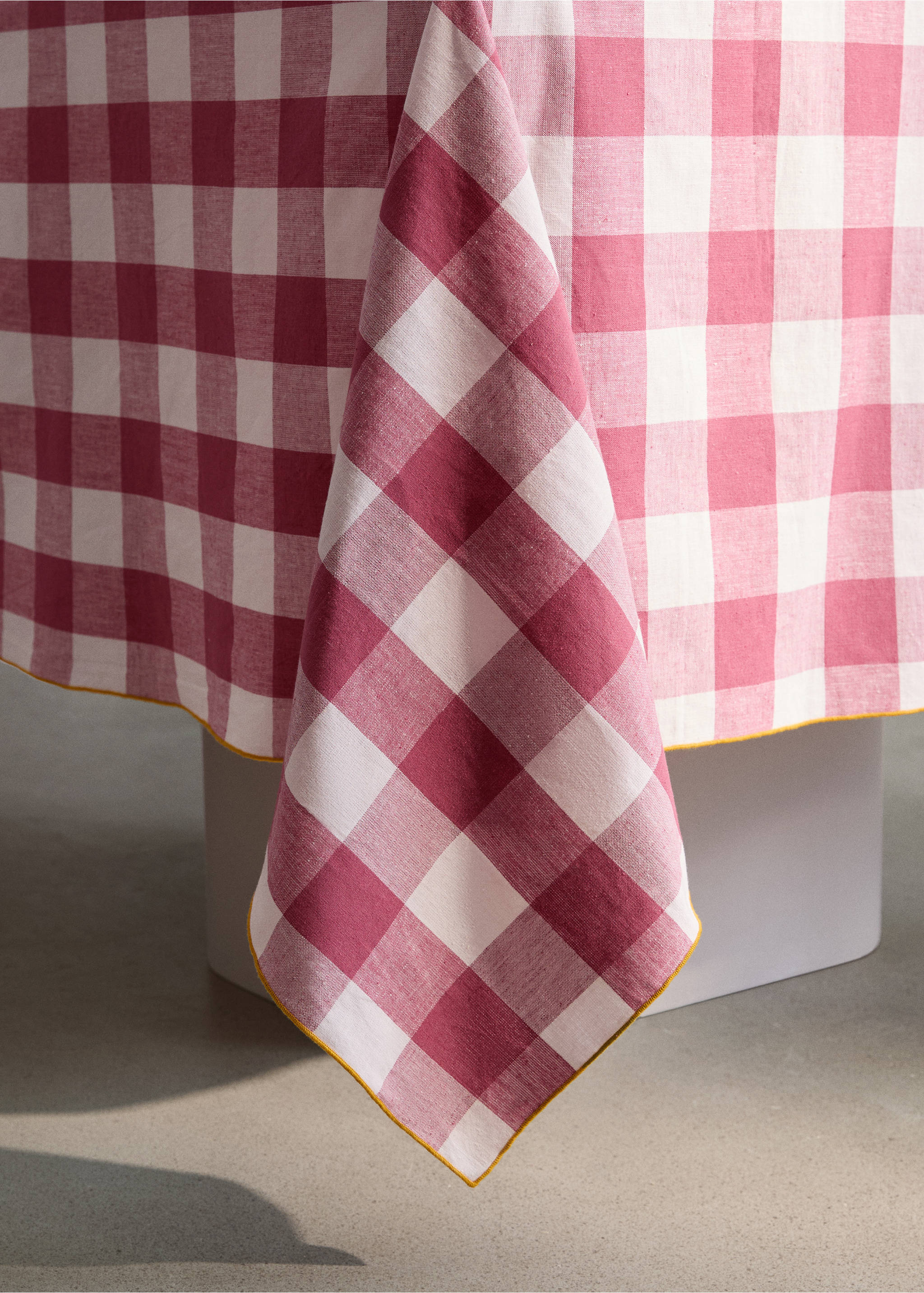 Cotton linen gingham tablecloth for 8 to 10 guests - Details of the article 8, Pink. Ref: 27023292-00.