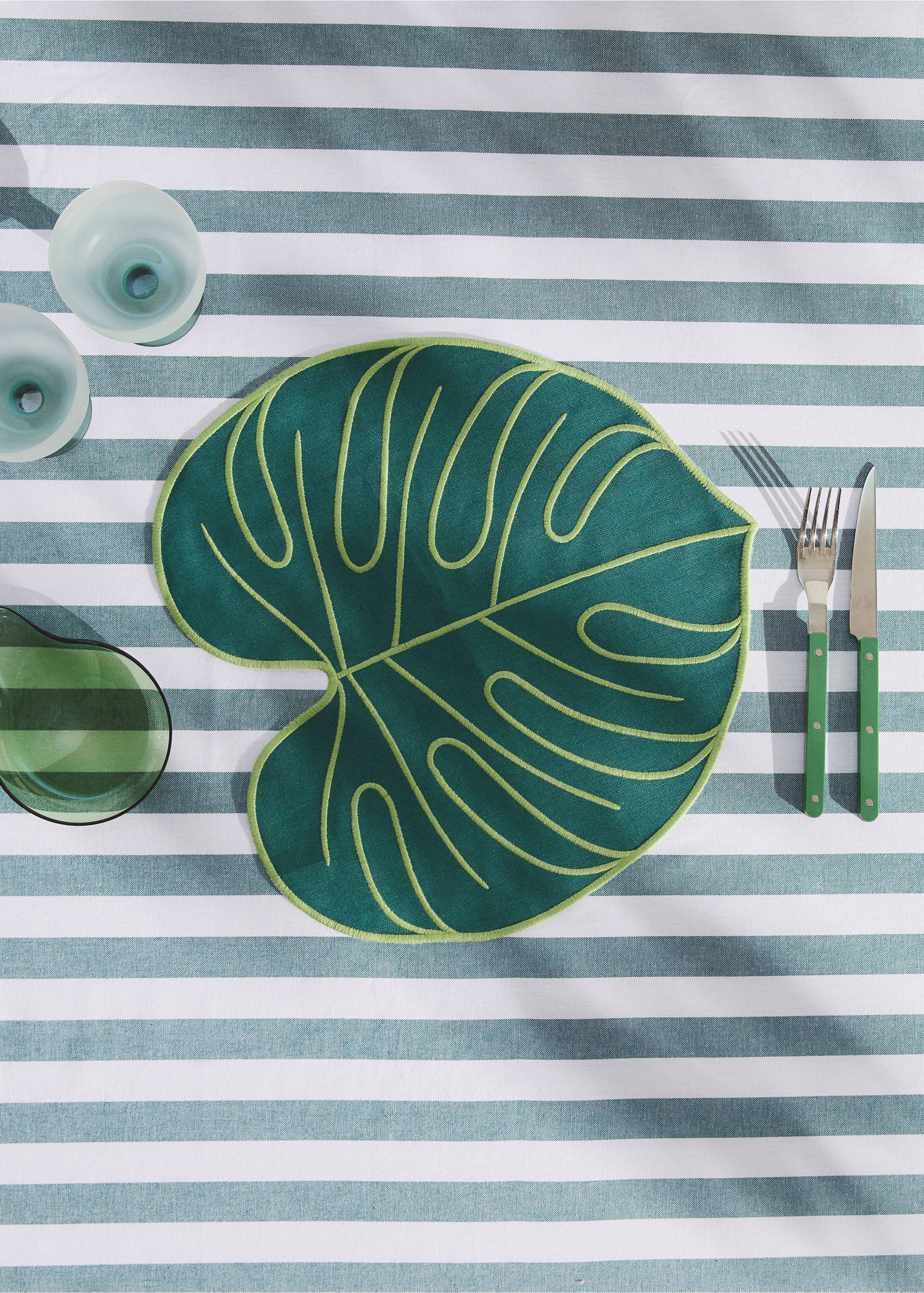 Resin-coated linen leaf placemat - General plane, Green. Ref: 27023293-00.