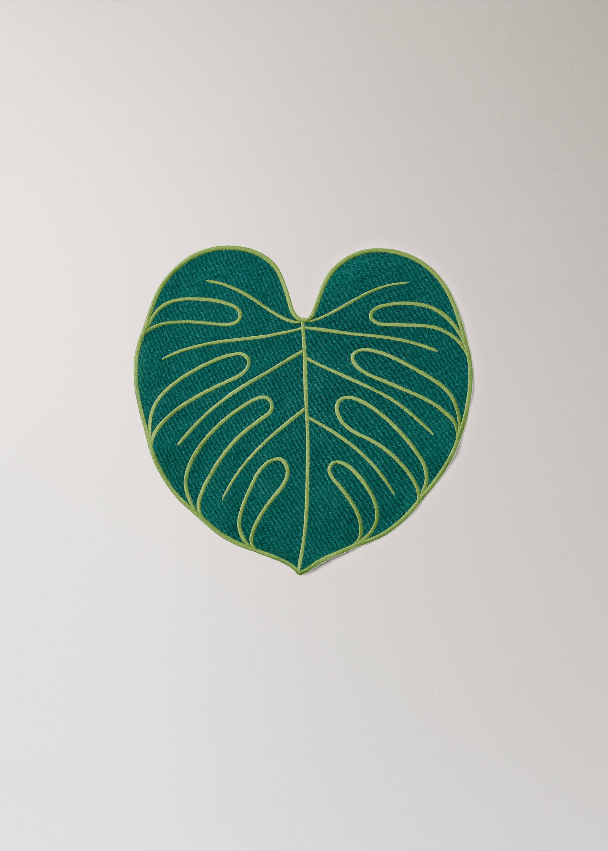 Resin-coated linen leaf placemat - Article without model, Green. Ref: 27023293-00.