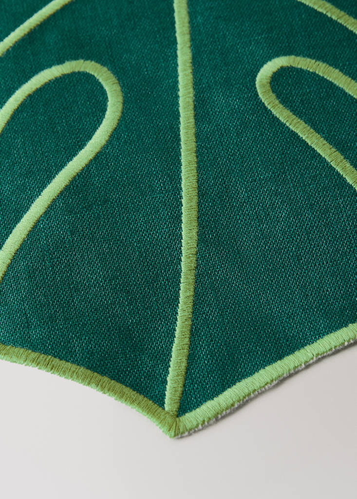 Resin-coated linen leaf placemat — Green