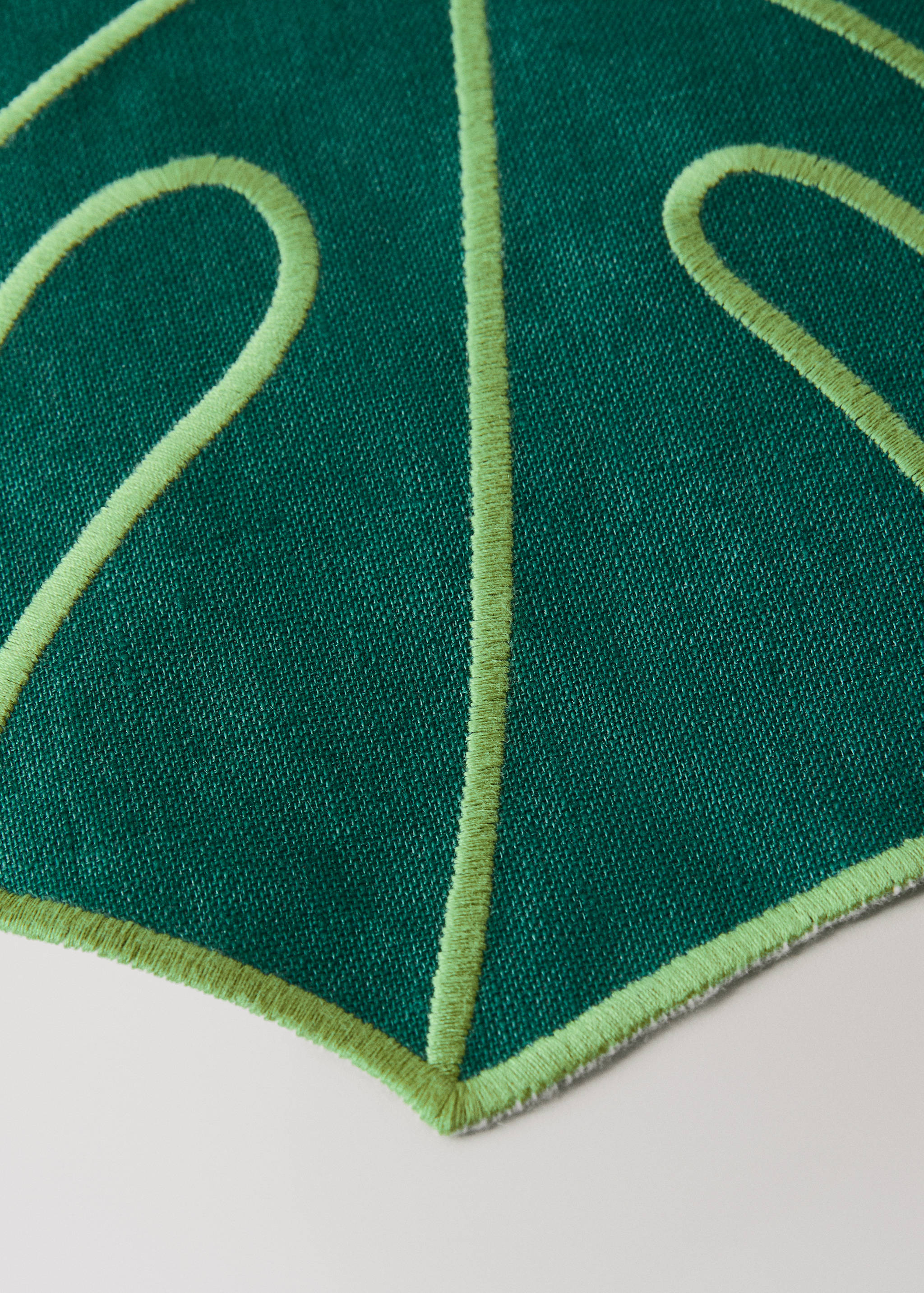 Resin-coated linen leaf placemat - Details of the article 1