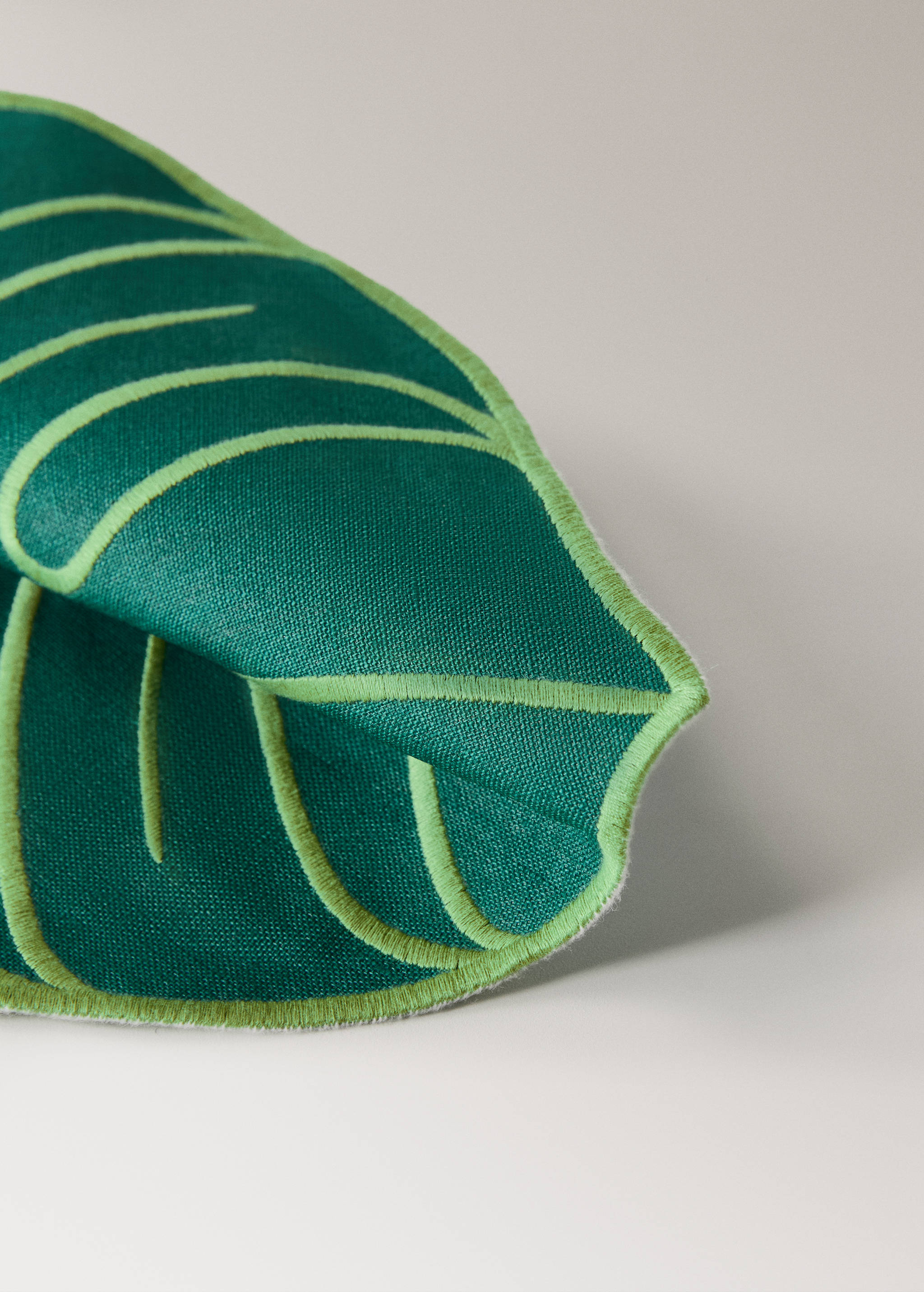 Resin-coated linen leaf placemat - Details of the article 2