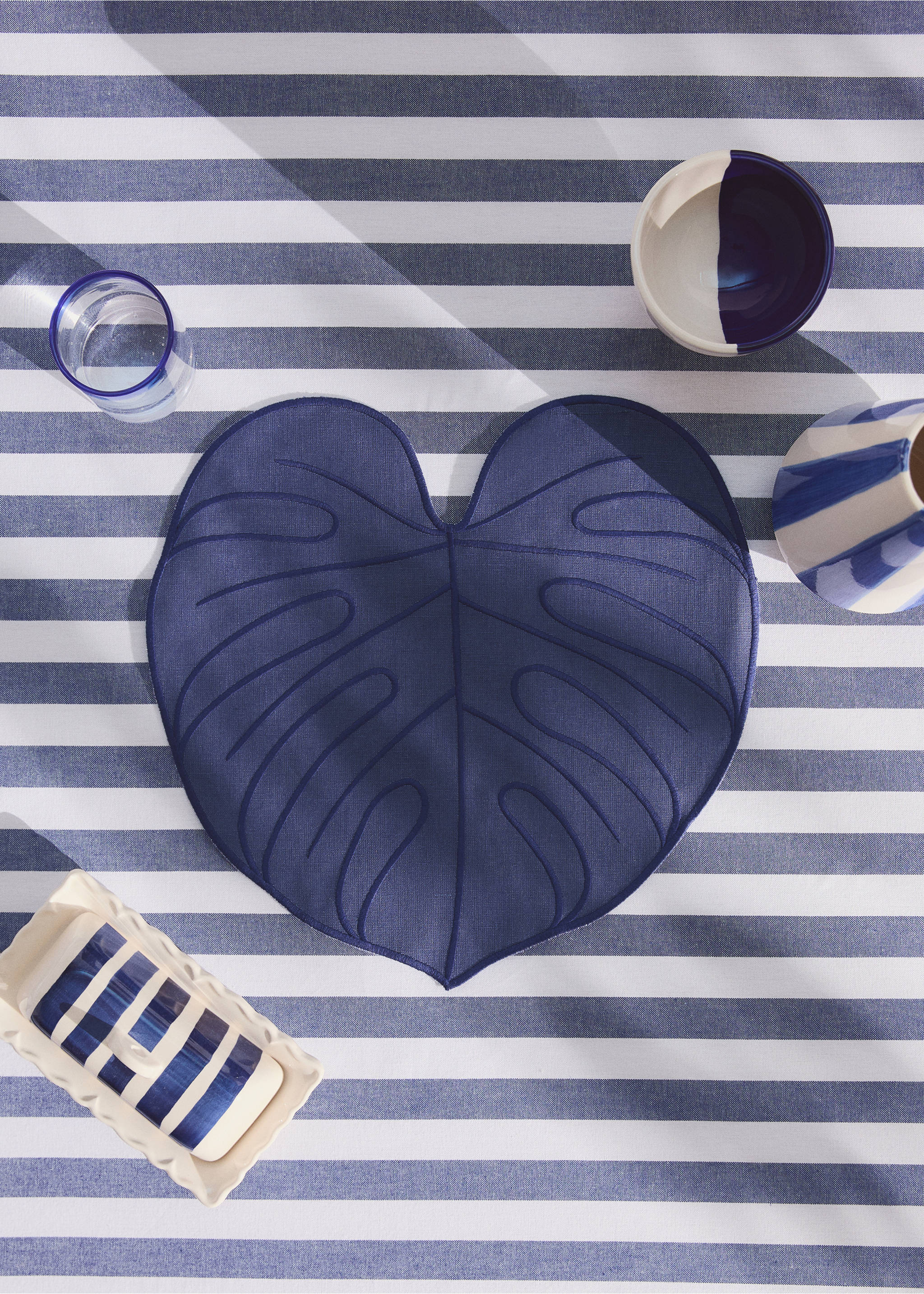 Set de table en lin enduit feuille - Plan général, Bleu. Ref: 27023293-00.