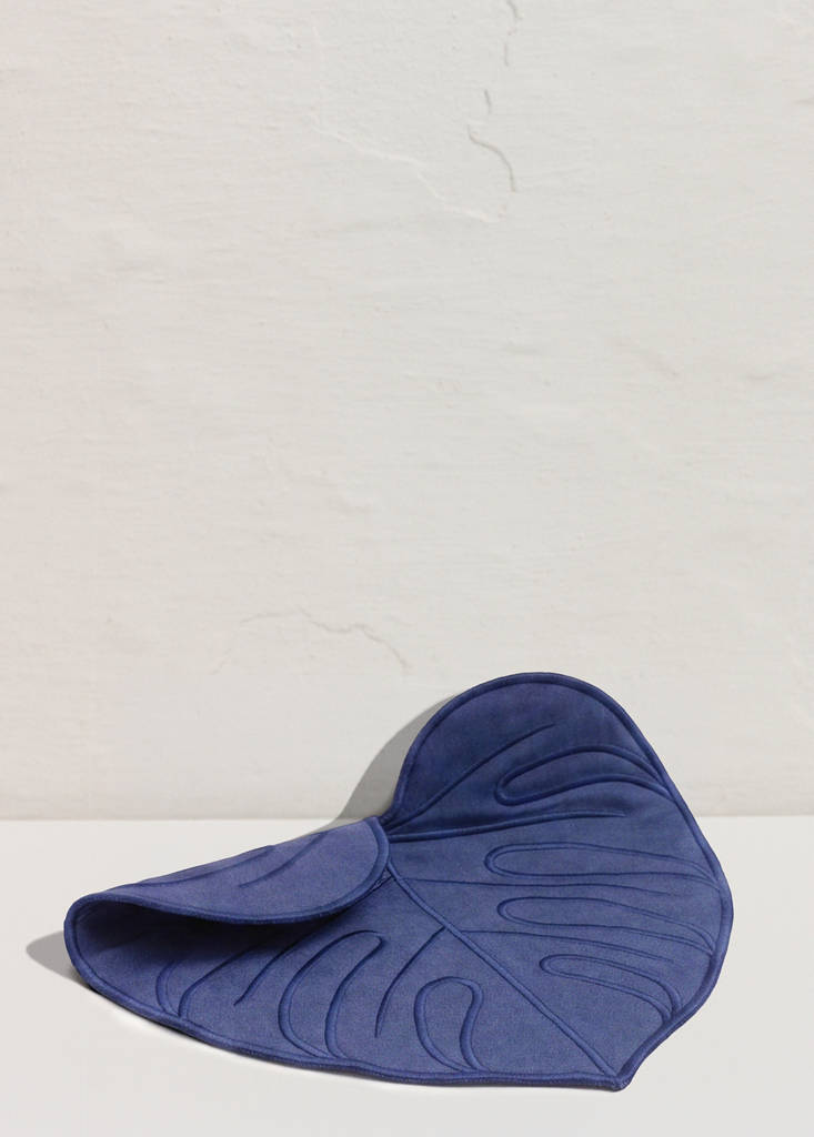 Resin-coated linen leaf placemat — Blue