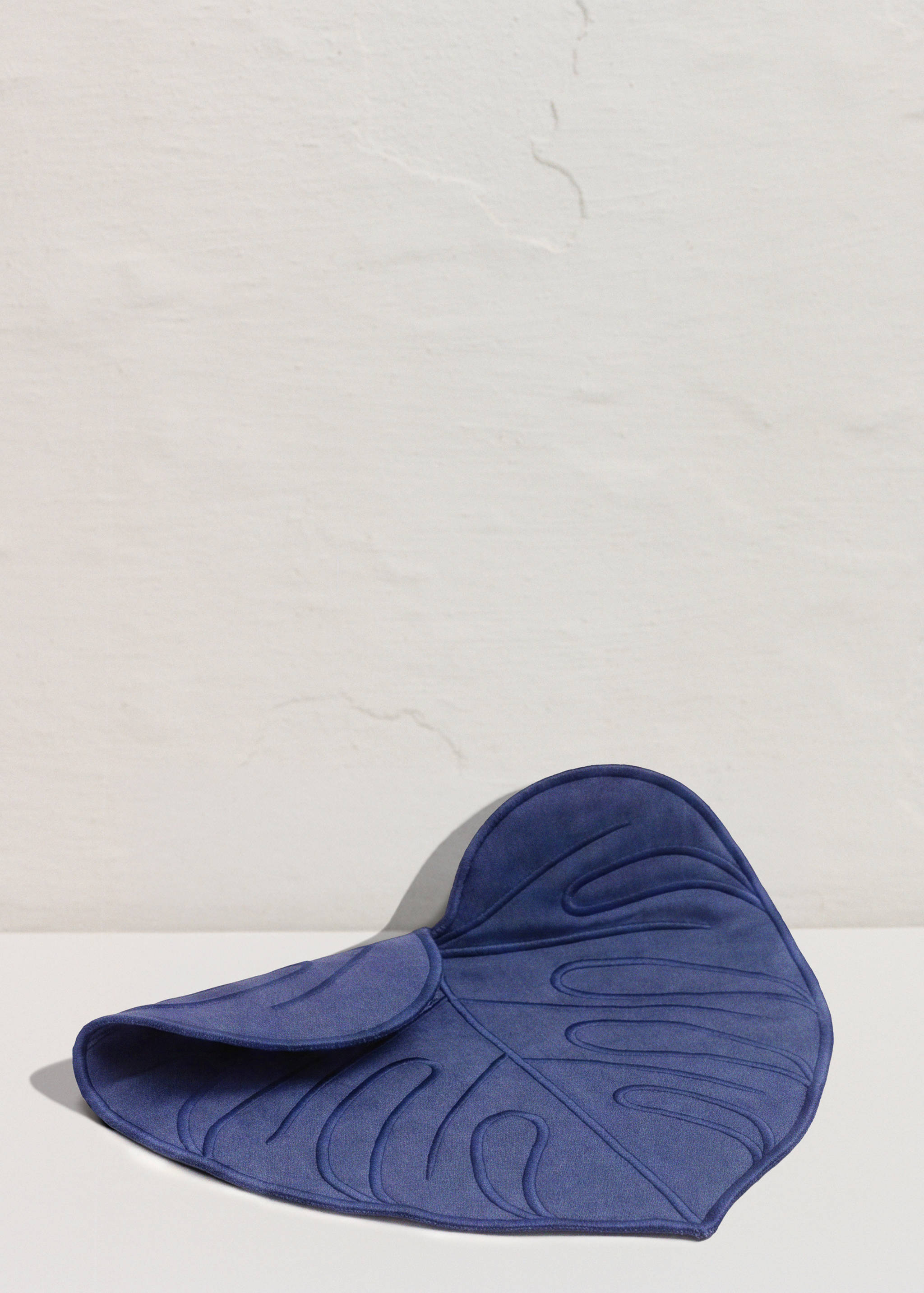 Resin-coated linen leaf placemat - Details of the article 5