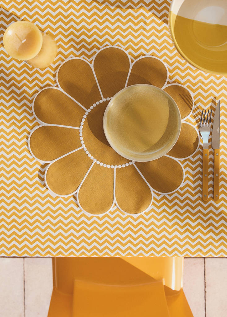 Resin-coated linen floral placemat — Yellow