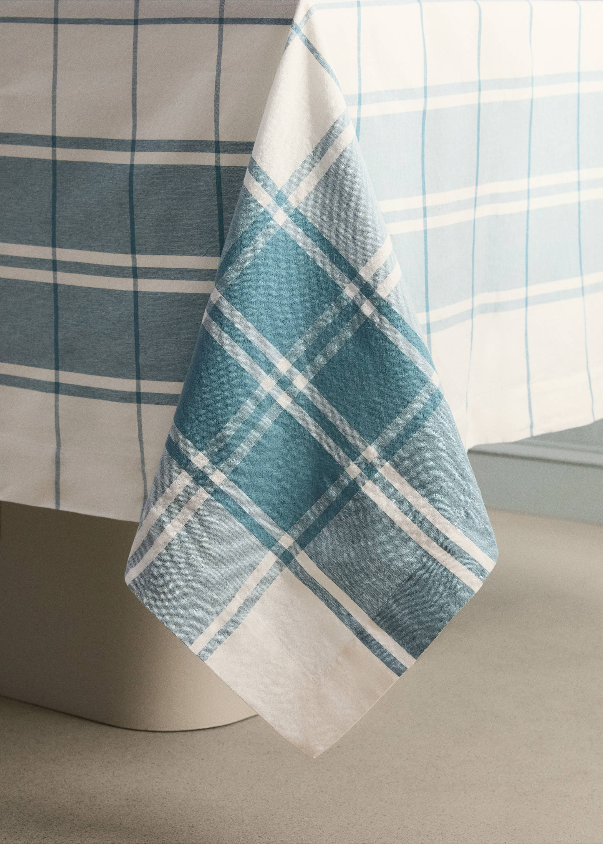 100% cotton contrast check tablecloth for 8 to 10 guests - Details of the article 8, Blue. Ref: 27023295-00.