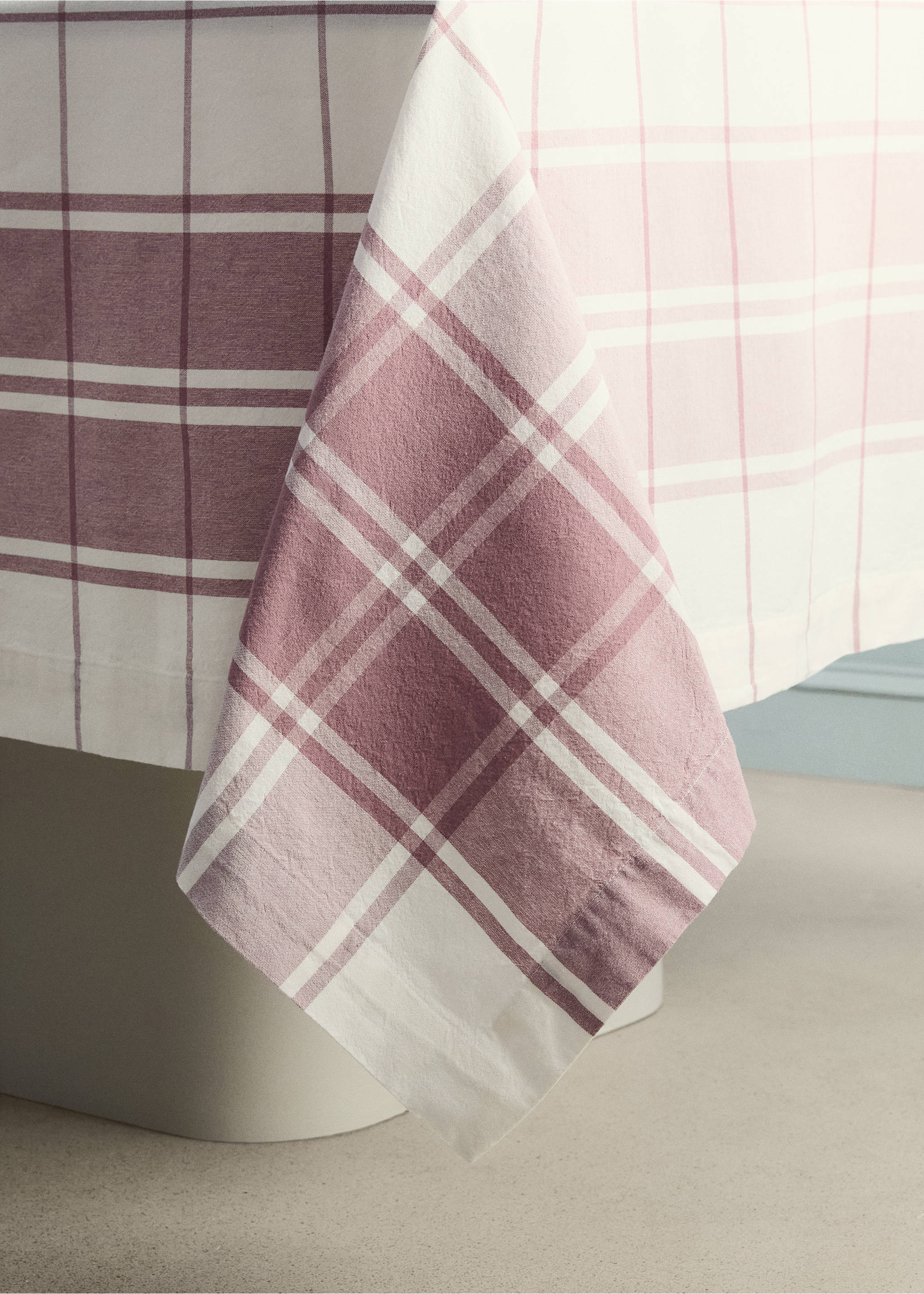 100% cotton yarn-dyed check tablecloth for 8 to 10 guests - Details of the article 8, Lilac. Ref: 27023295-00.