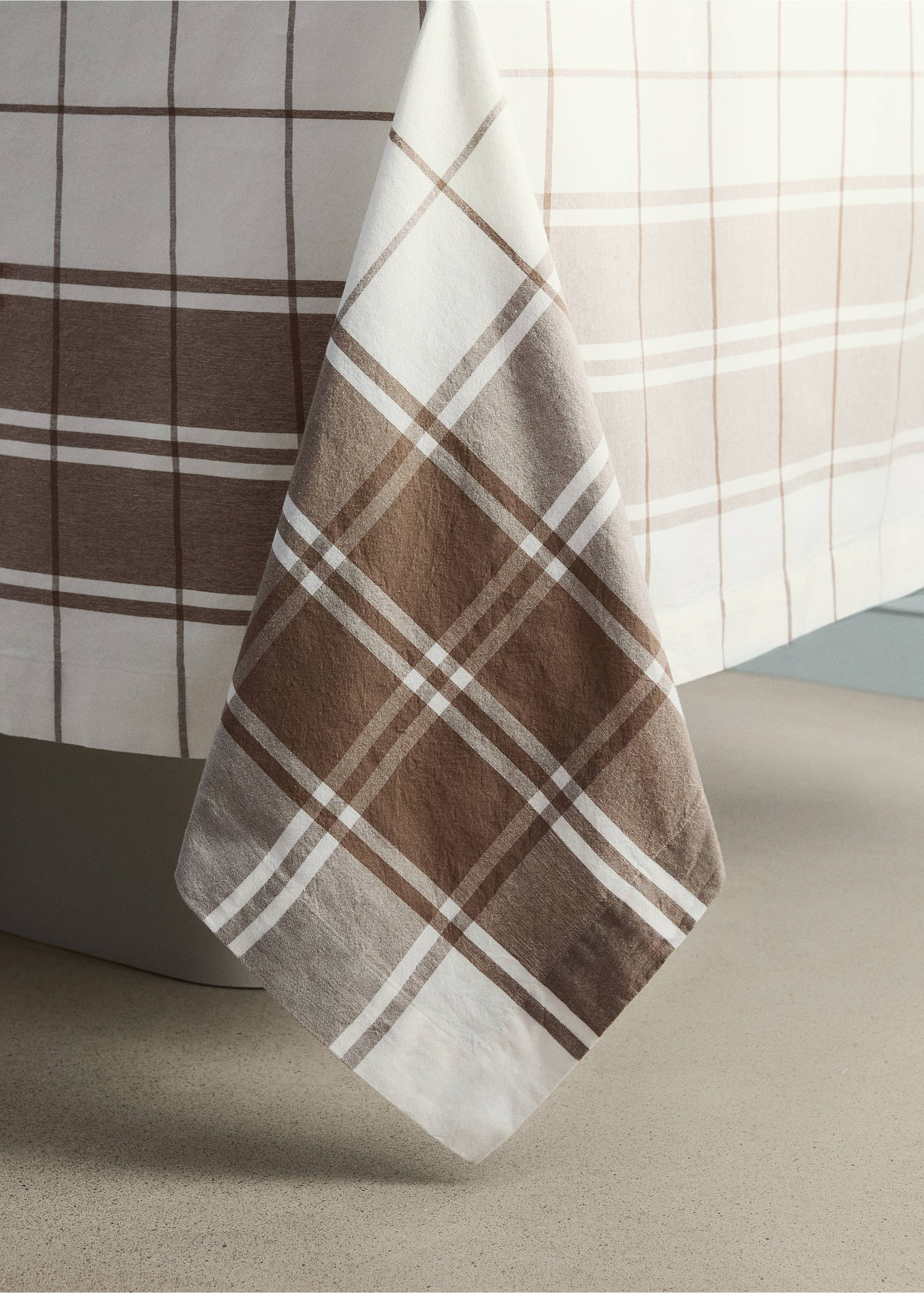 100% cotton tablecloth with contrasting stripe for 8 to 10 diners - Details of the article 8, Light/Pastel Brown. Ref: 27023295-00.