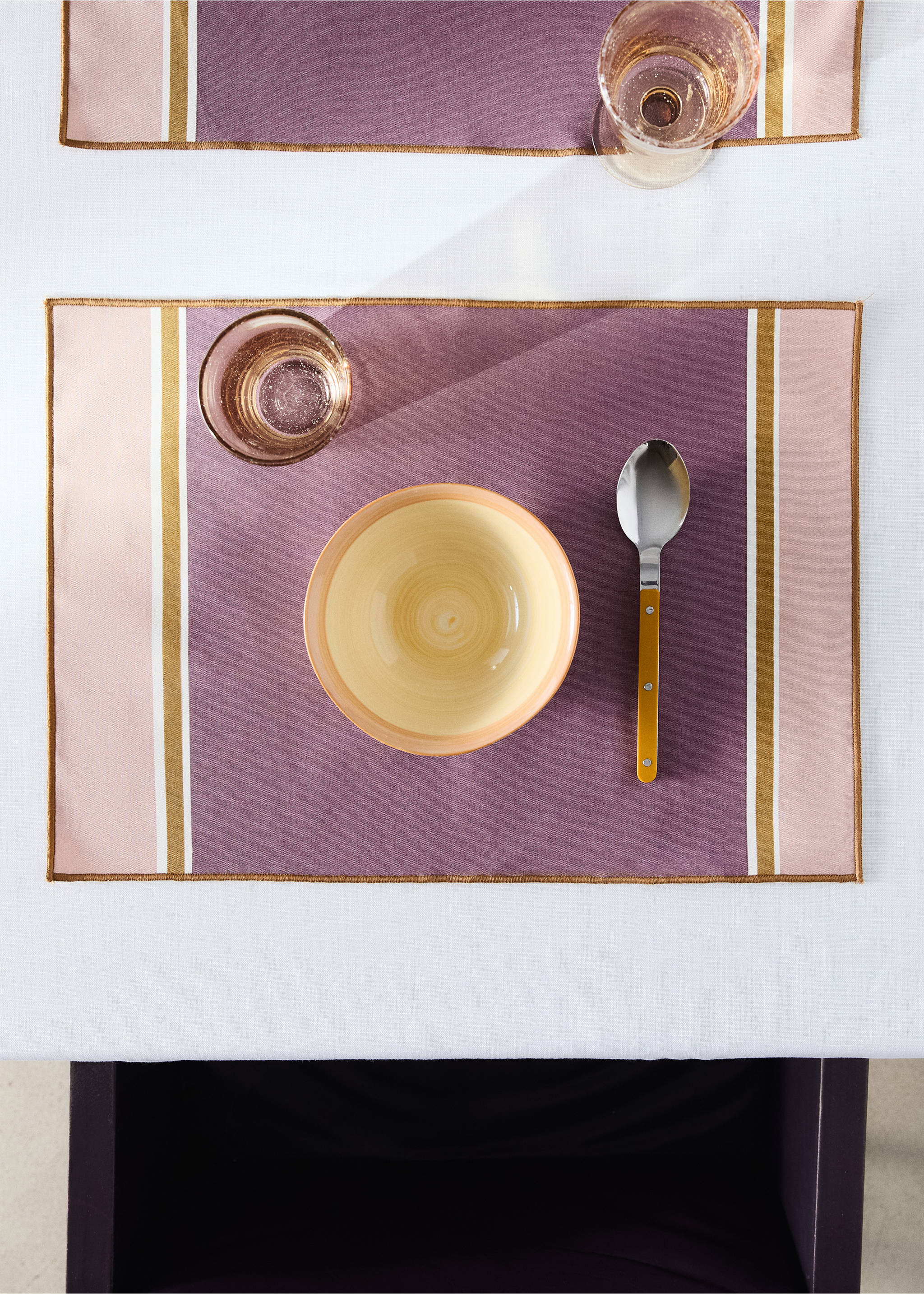 Beschichtete Platzsets mit Streifenmuster - Allgemeine Ansicht, Rosa. Ref: 27023296-00.