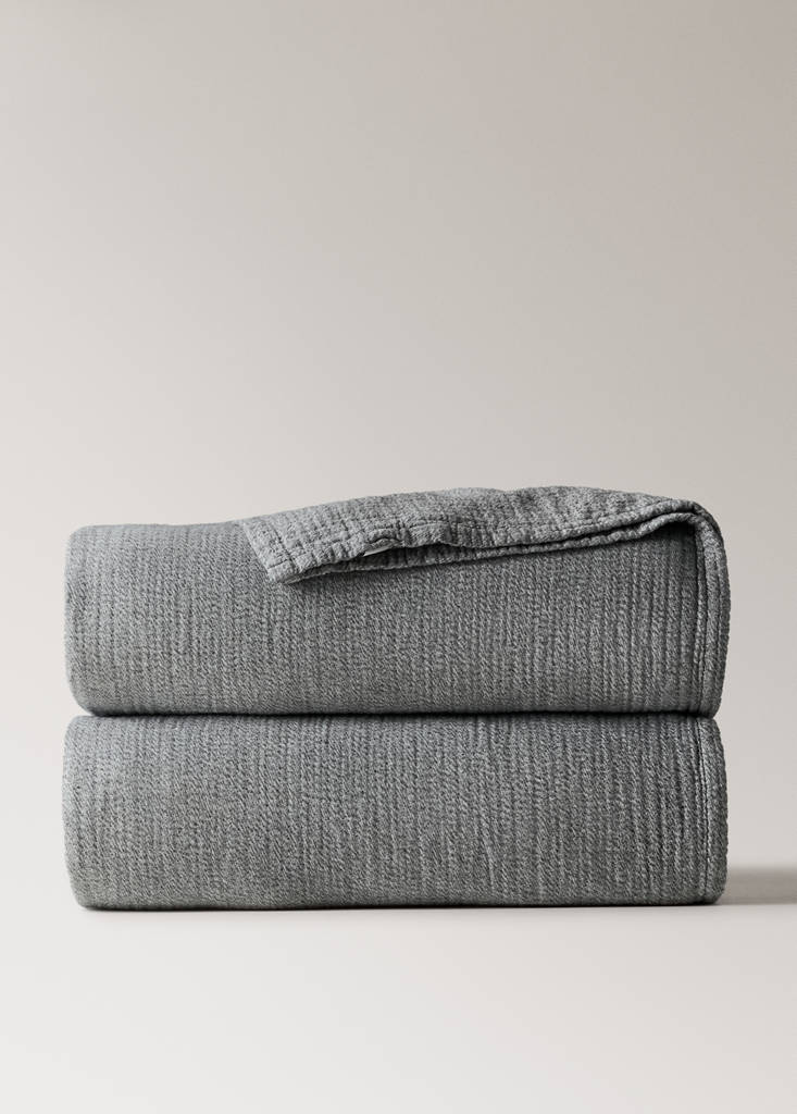 Weiche Tagesdecke aus Baumwoll-Melange, 135/150 cm Bett — Dunkelgrau meliert