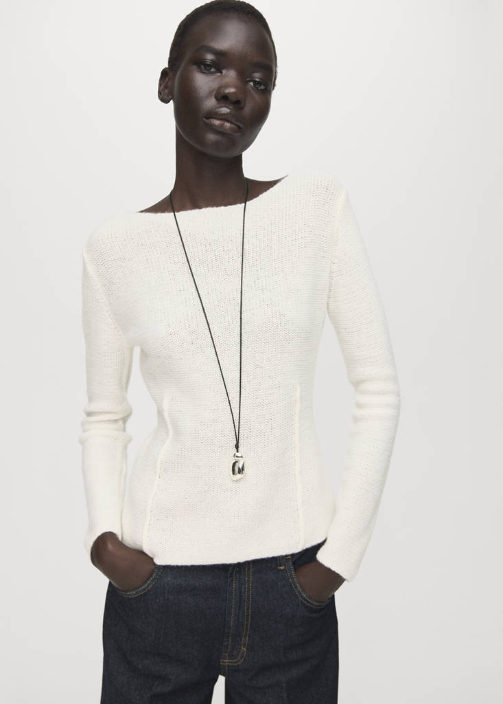 Knitted sweater with seams