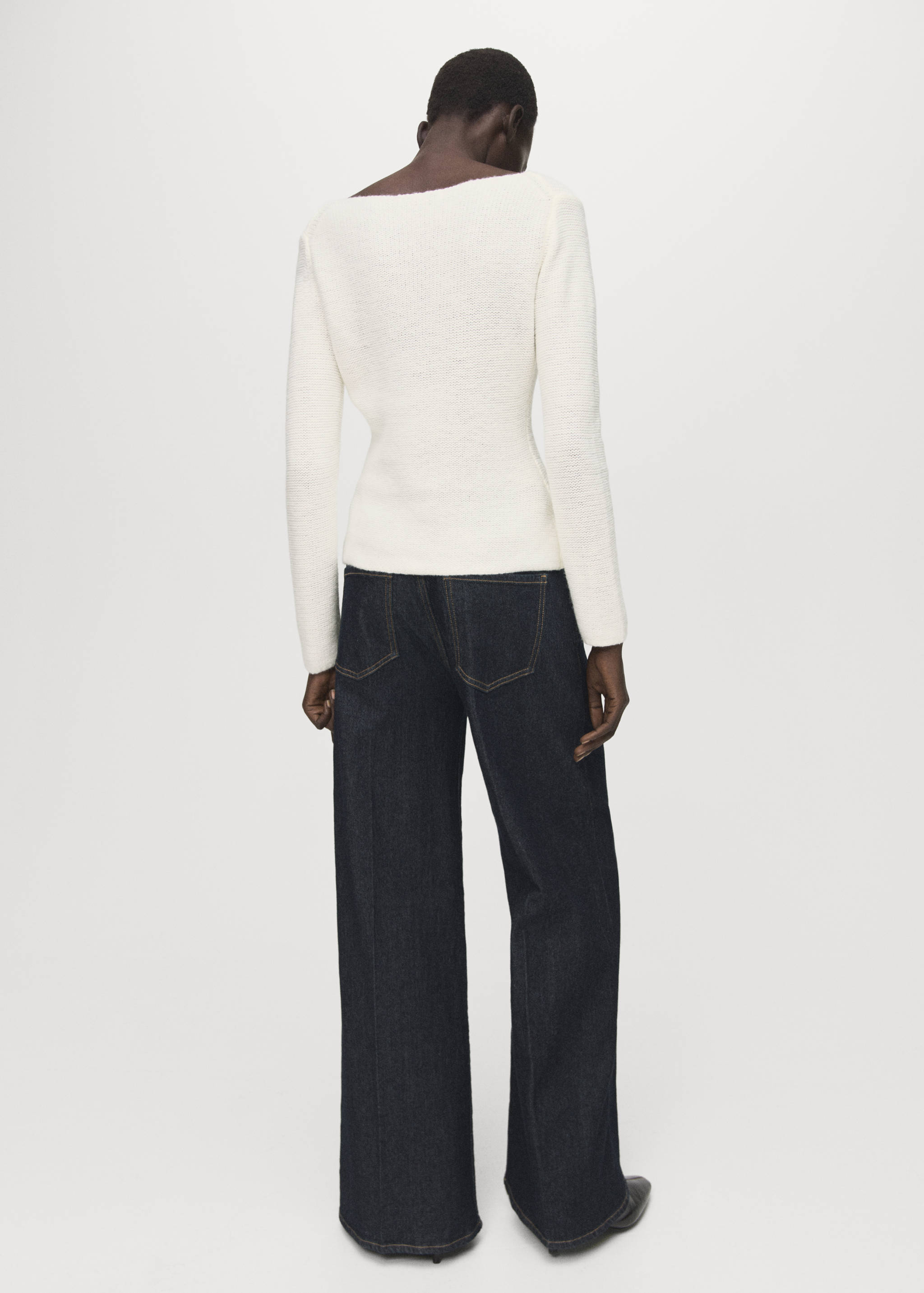 Knitted sweater with seams - Reverse of the article