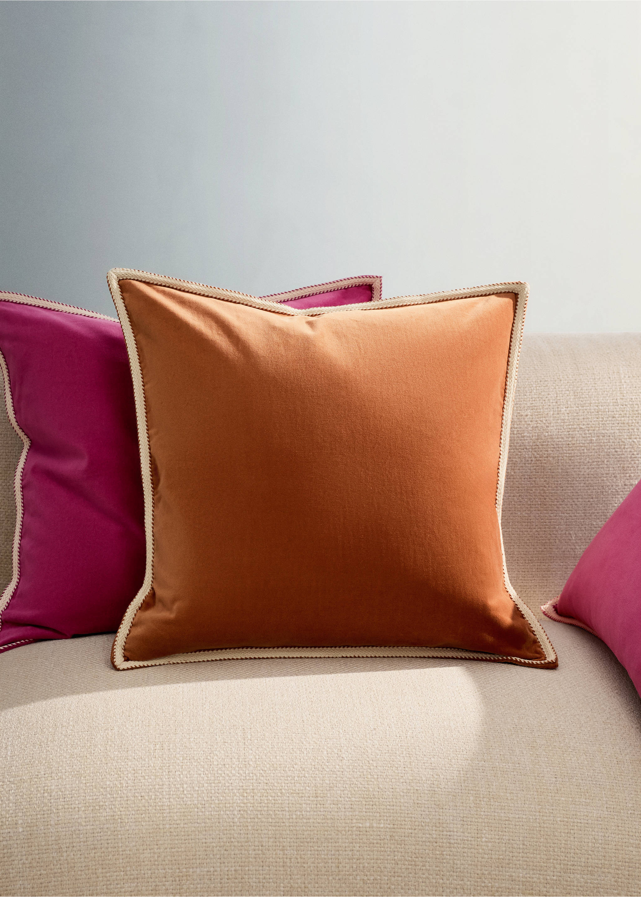 Fløyelsputetrekk med bånddetalj, 50x50 cm - Total bildeutsnitt, Kurry. Ref: 27023307-00.