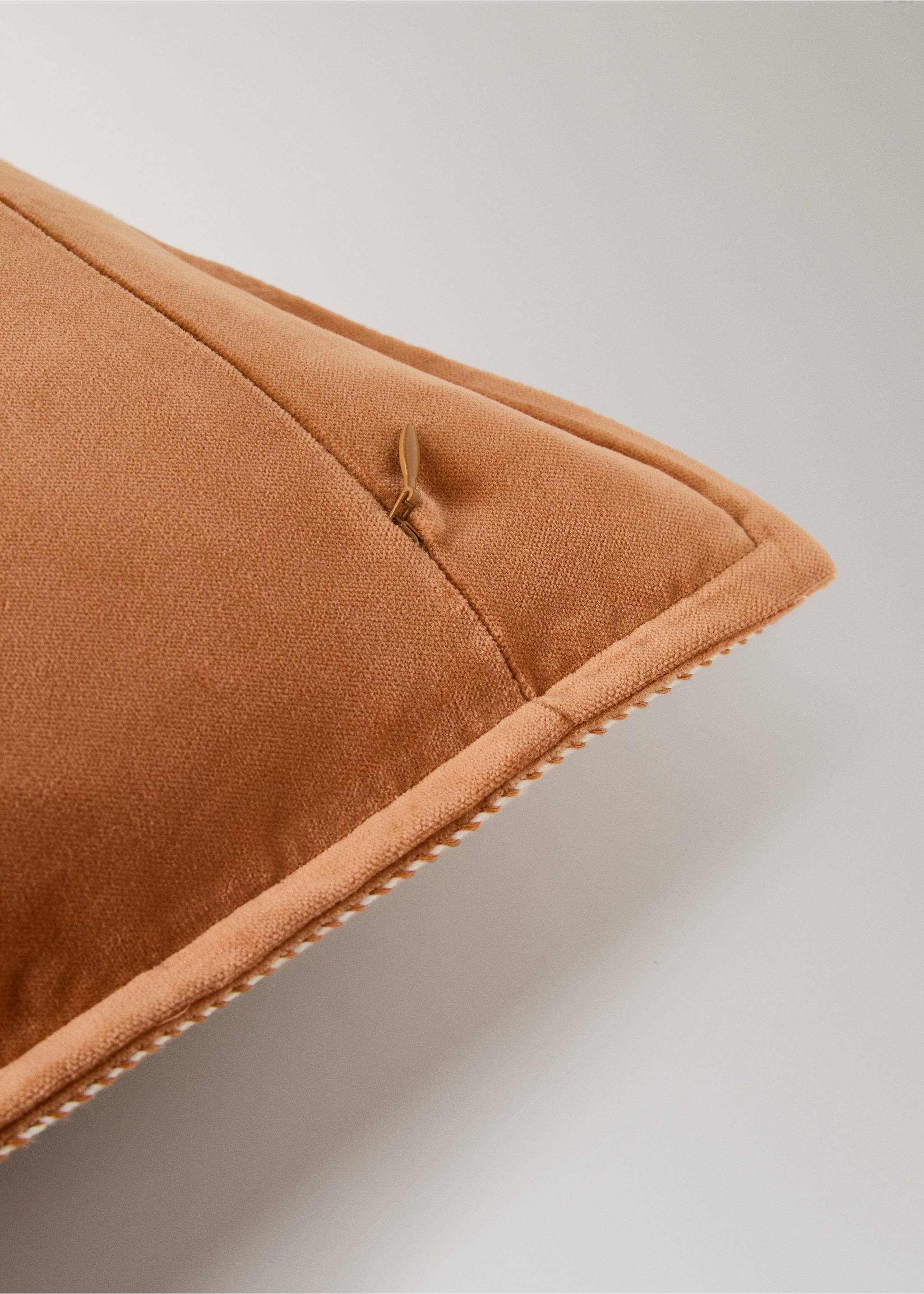 Fløyelsputetrekk med bånddetalj, 50x50 cm - Artikkeldetalj 2, Kurry. Ref: 27023307-00.