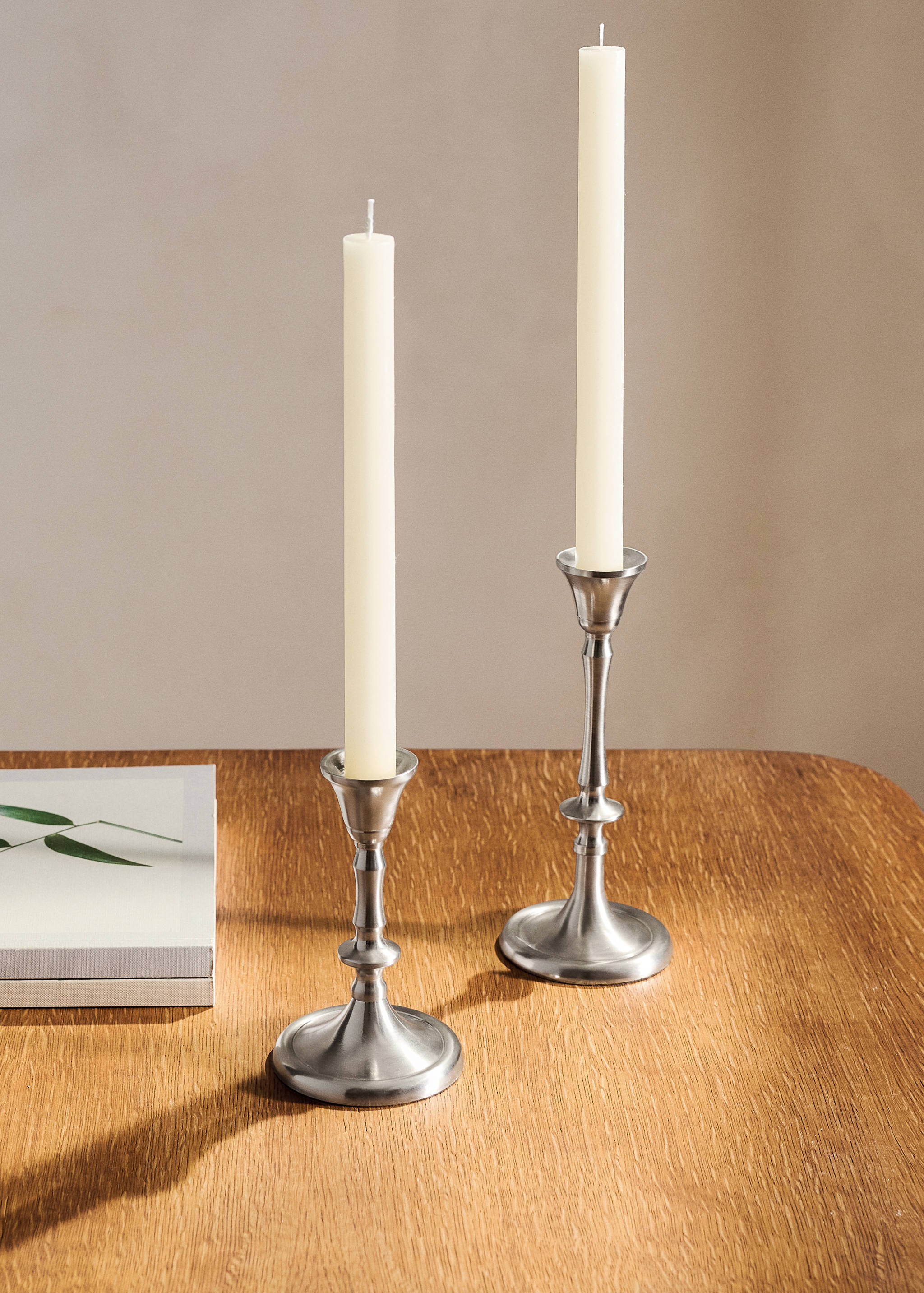 Tall metal candelabra - General plane