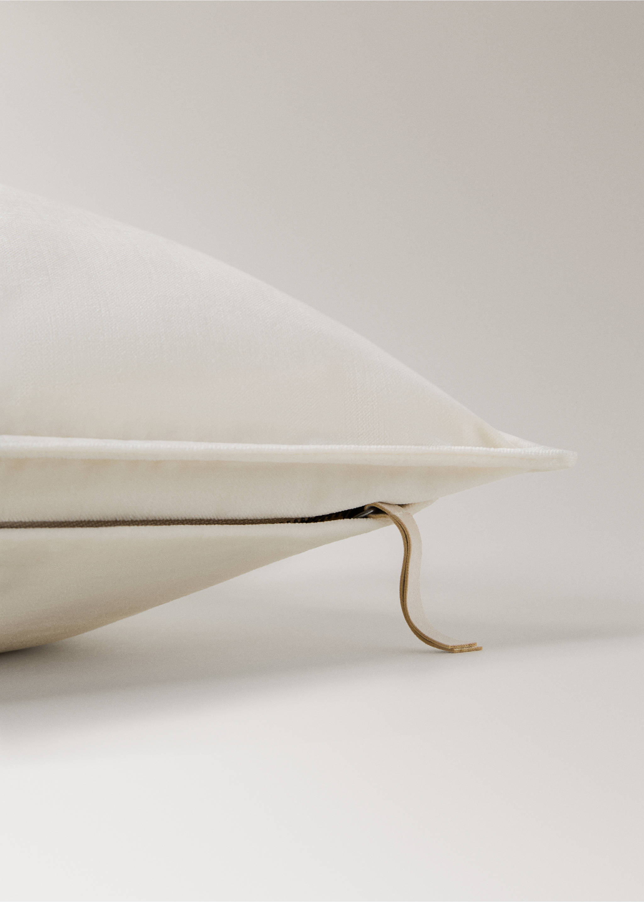 Velvet cushion cover 30x50 cm - Details of the article 2, Ecru. Ref: 27023314-00.