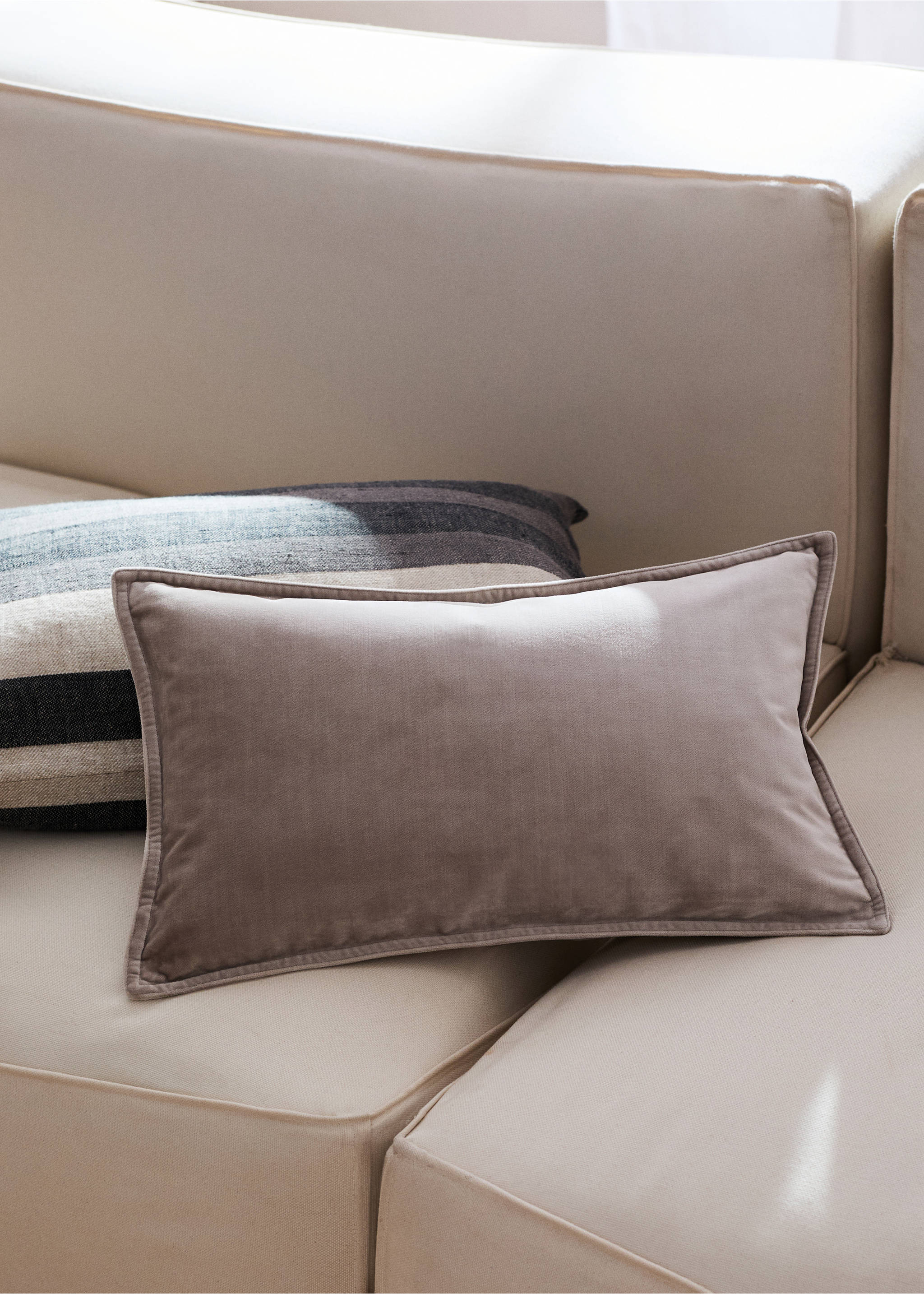 Velvet cushion cover 30x50 cm - General plane, Sand. Ref: 27023314-00.