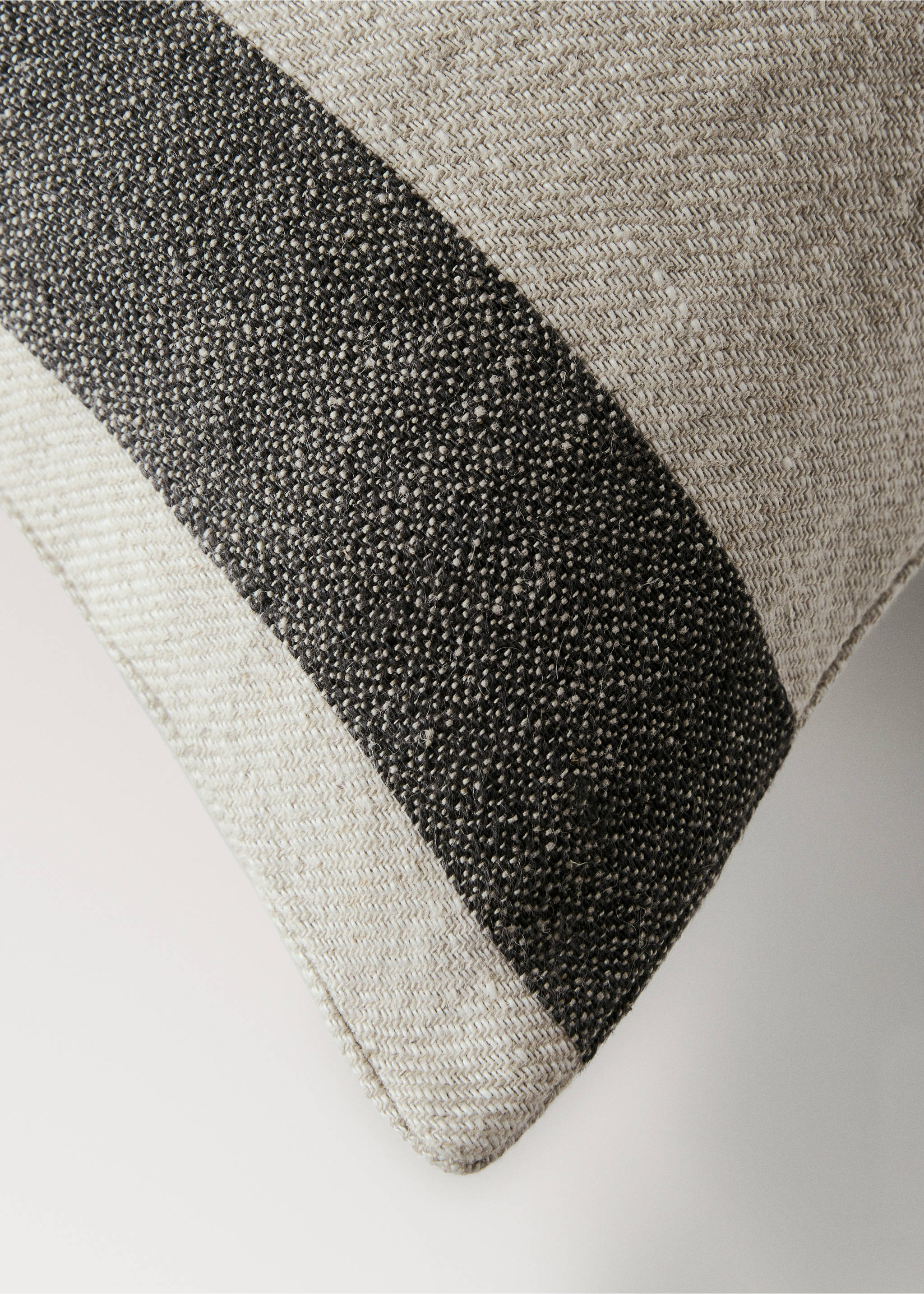 Striped linen cushion cover 40x60cm - Details of the article 1, Light/Pastel Brown. Ref: 27023316-00.
